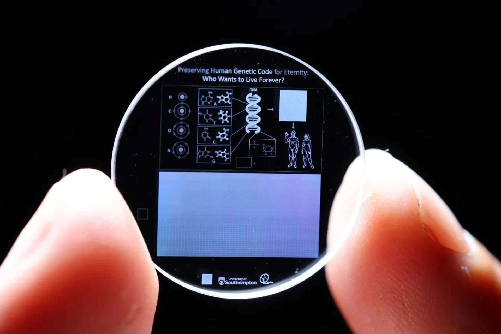 اطلاعات DNA روی یک کریستال شیشه‌ای از نمای نزدیک در دست