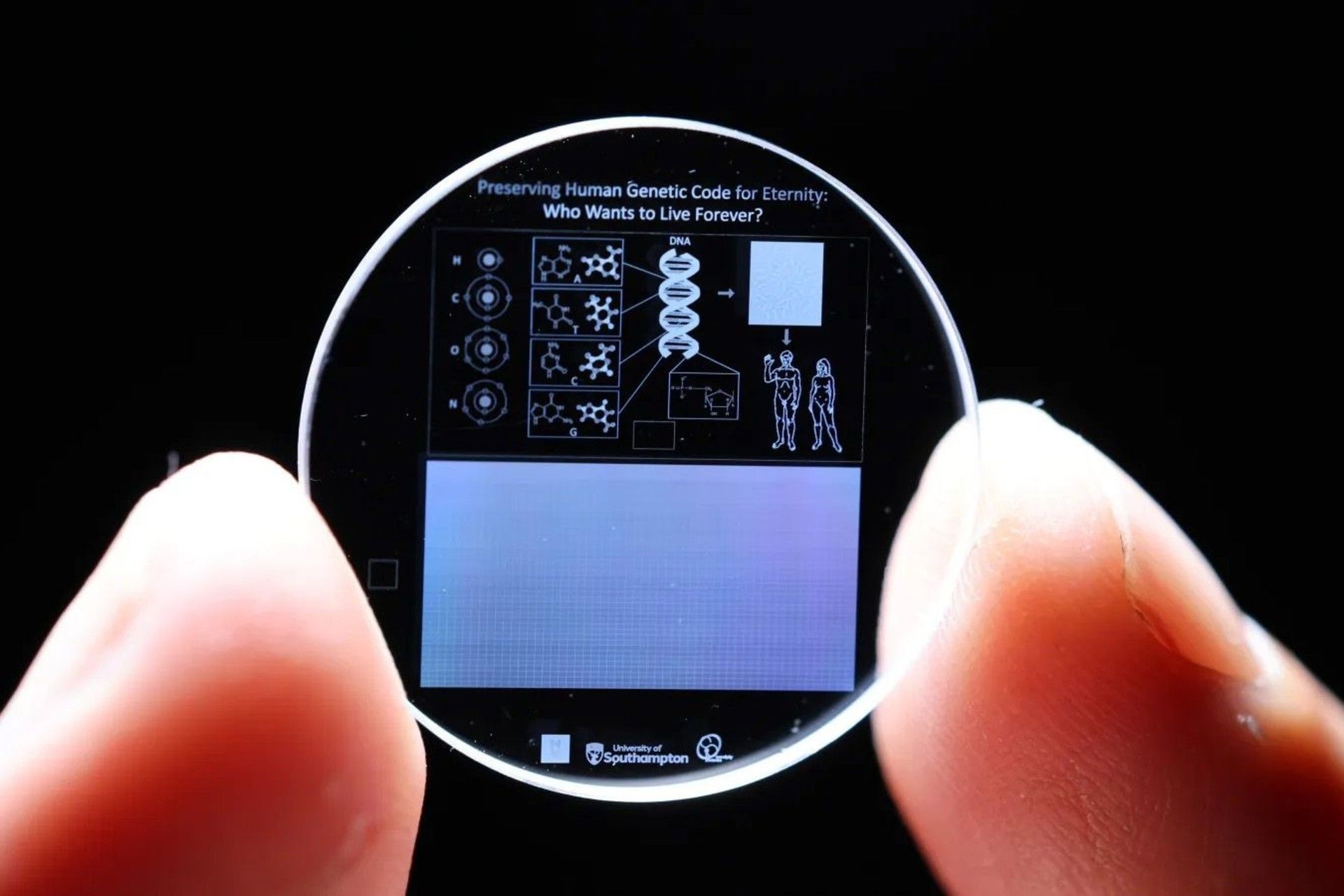 اطلاعات DNA روی یک کریستال شیشه‌ای از نمای نزدیک در دست