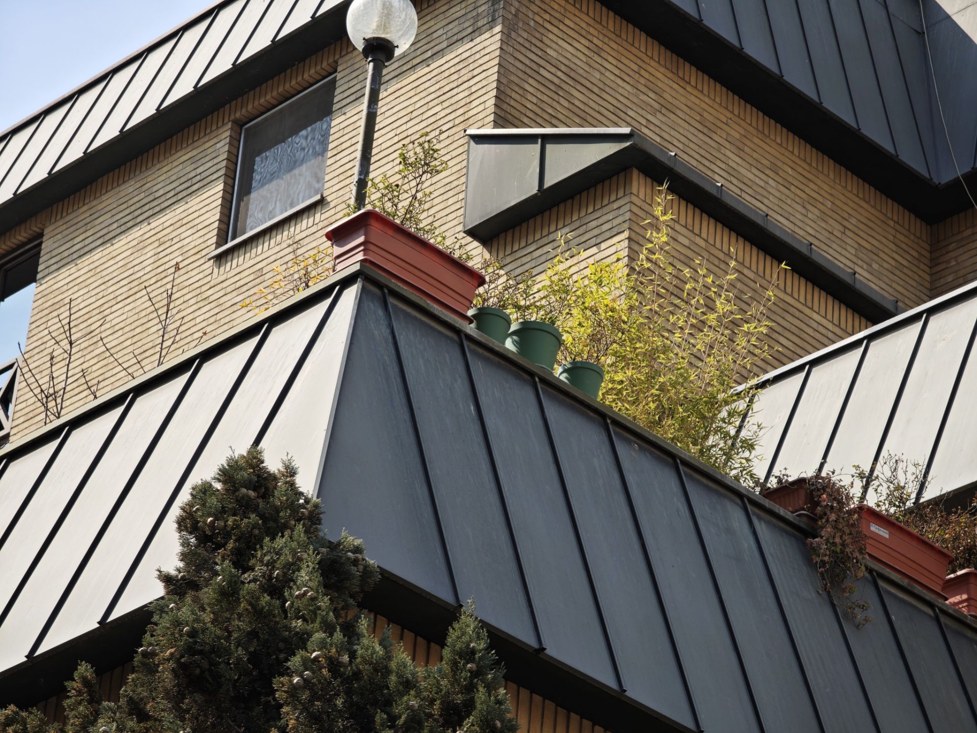 نمای بسته از شیروانی خانه معروف جردن