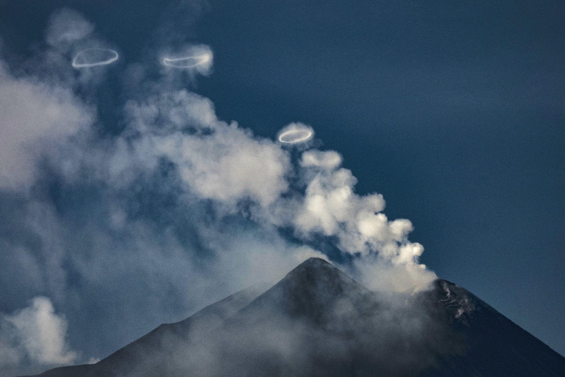 کوه آتنا در ایتالیا و پدیده‌ نادر حلقه‌های دود