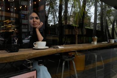 زنی در کافه 