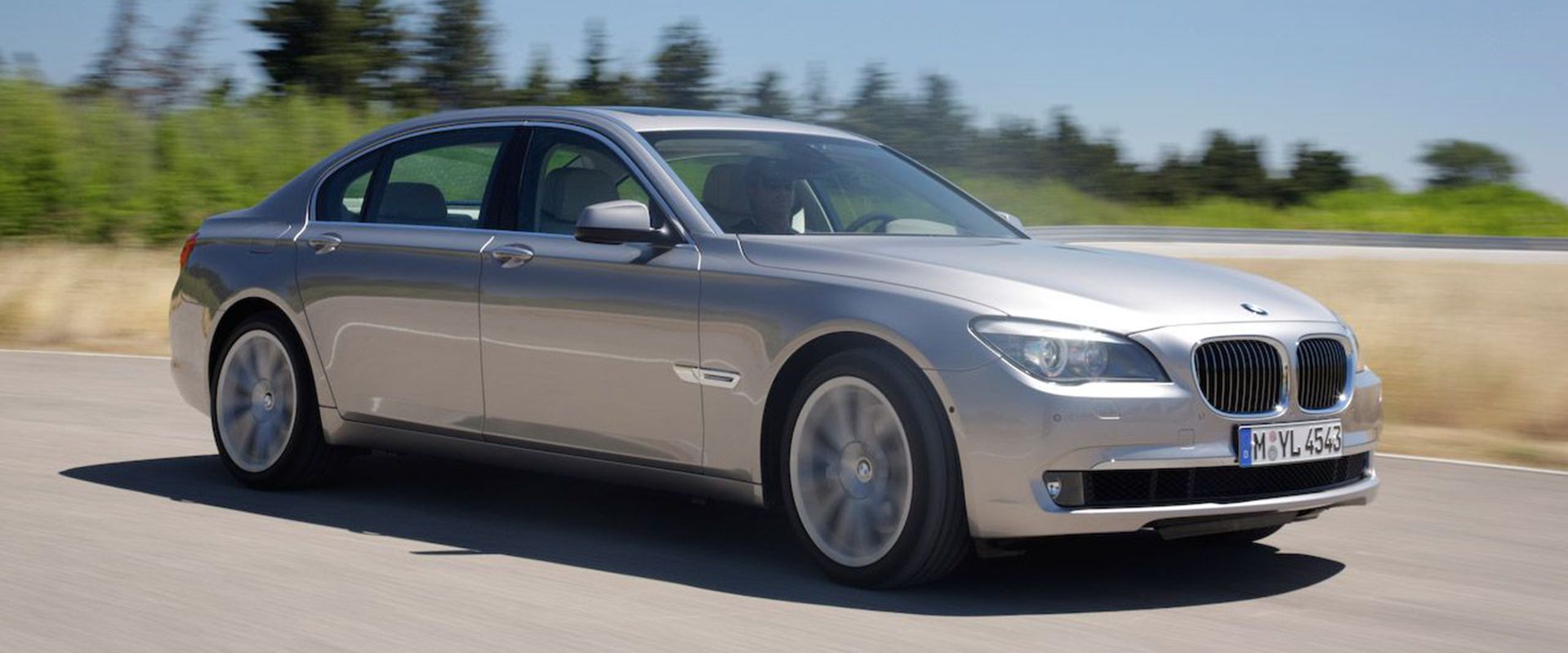 خودروی BMW 7-Series به رنگ نقره ای در خیابان