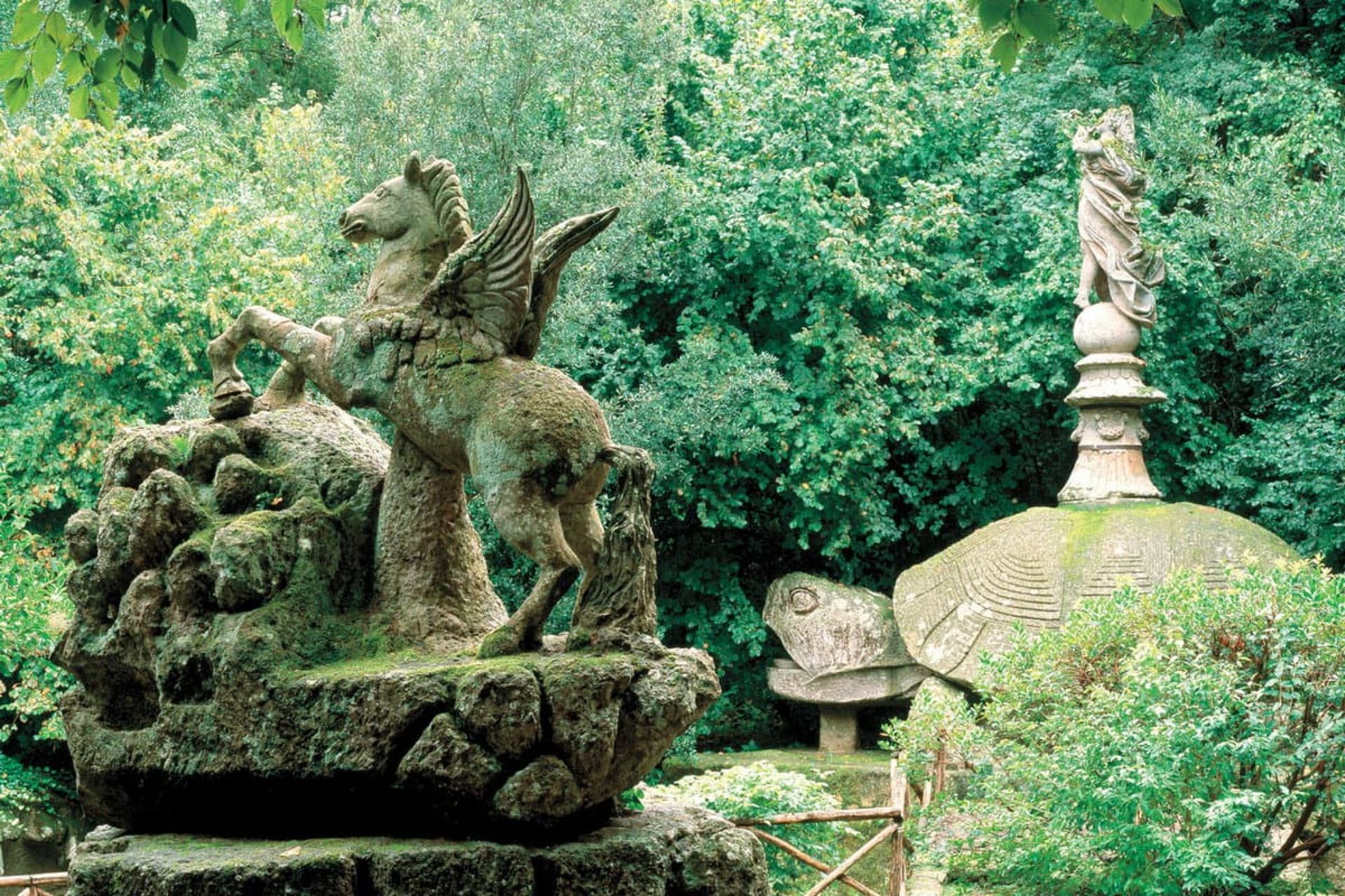 مجسمه پگاسوس در پارک ساکرو بوسکو ایتالیا