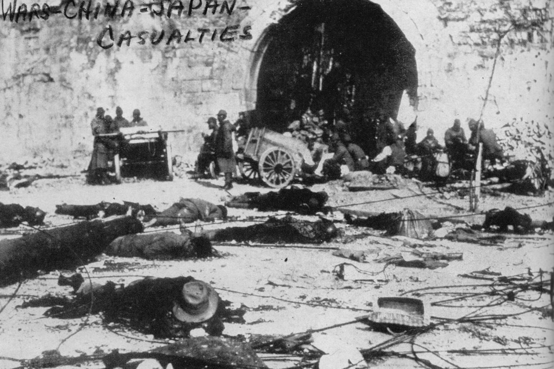 اجساد اعدام‌شده‌ی غیرنظامیان و سربازان چینی، زمین را پوشانده‌اند و سربازان ژاپنی پس از نبردی برای تصرف نانکینگ (نانجینگ فعلی) در سال ۱۹۳۷، در پس‌زمینه ایستاده‌اند
