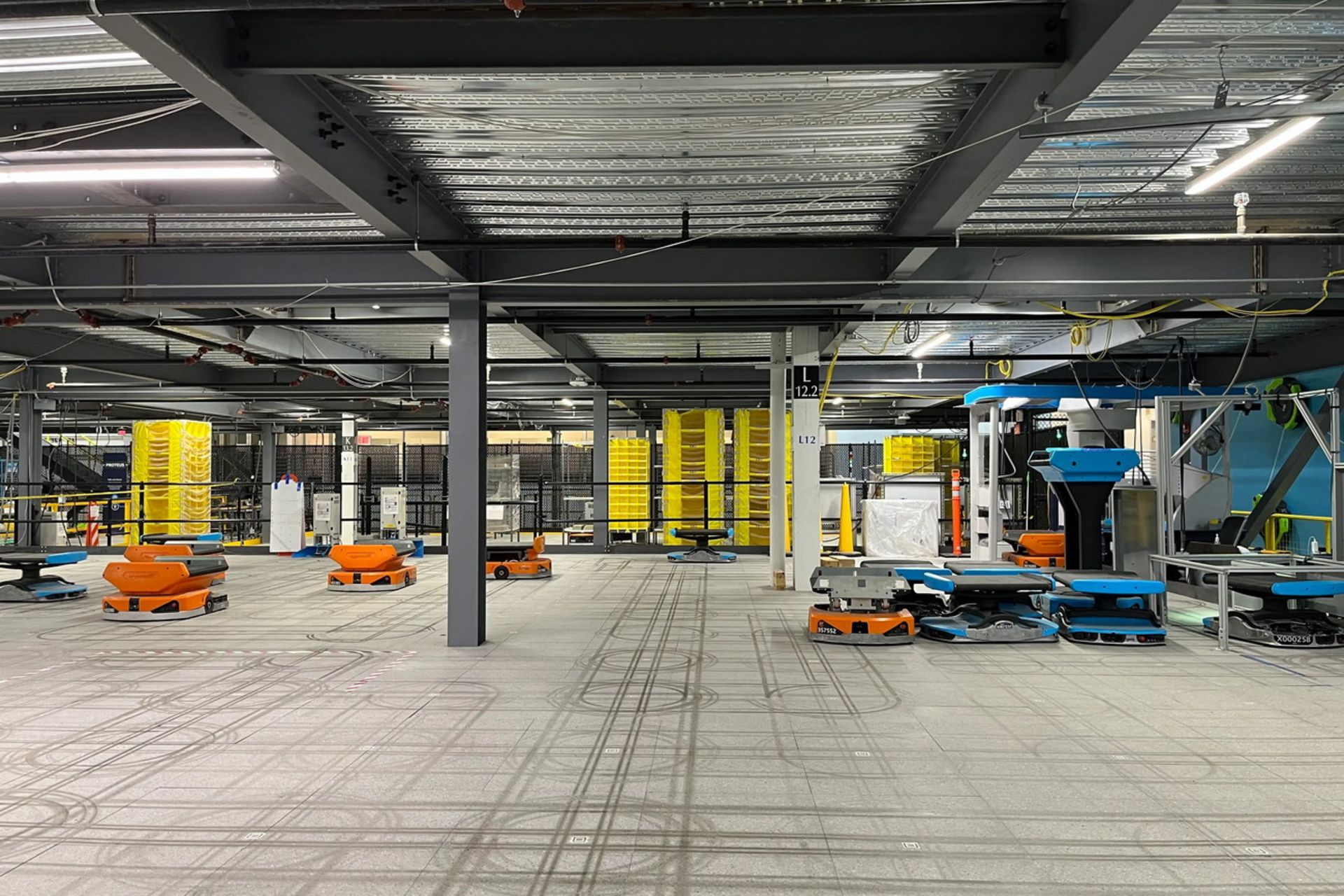 ربات‌های پگاسوس آمازون در حال حرکت روی زمین