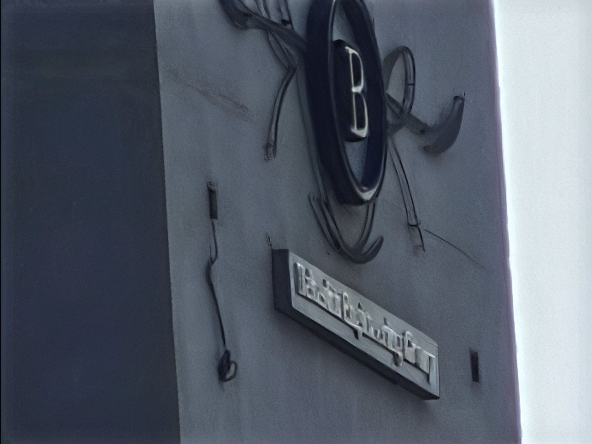 نمای خاکستری ساختمانی در بزرگراه مدرس