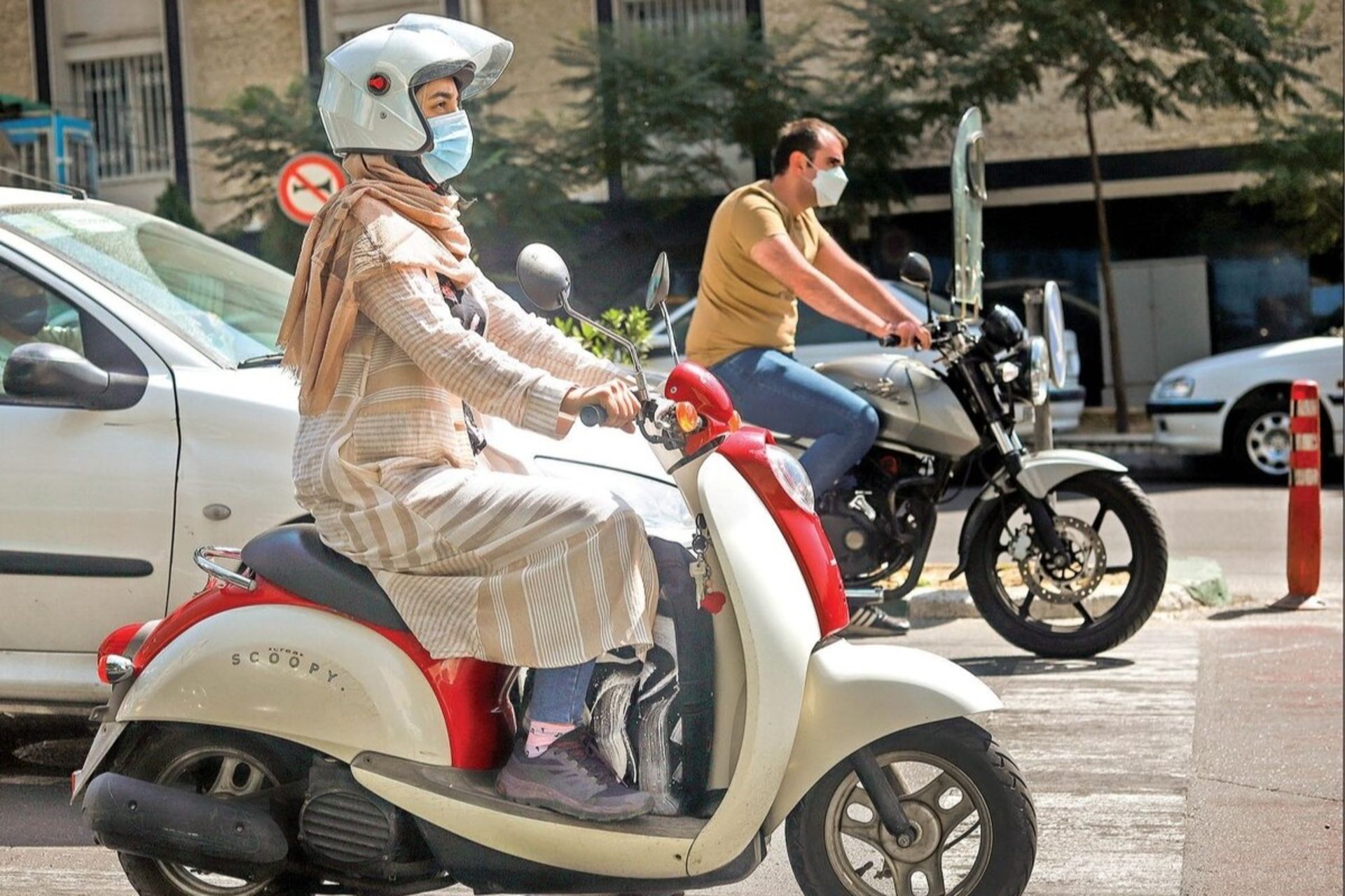 زن ایرانی در حال موتورسواری