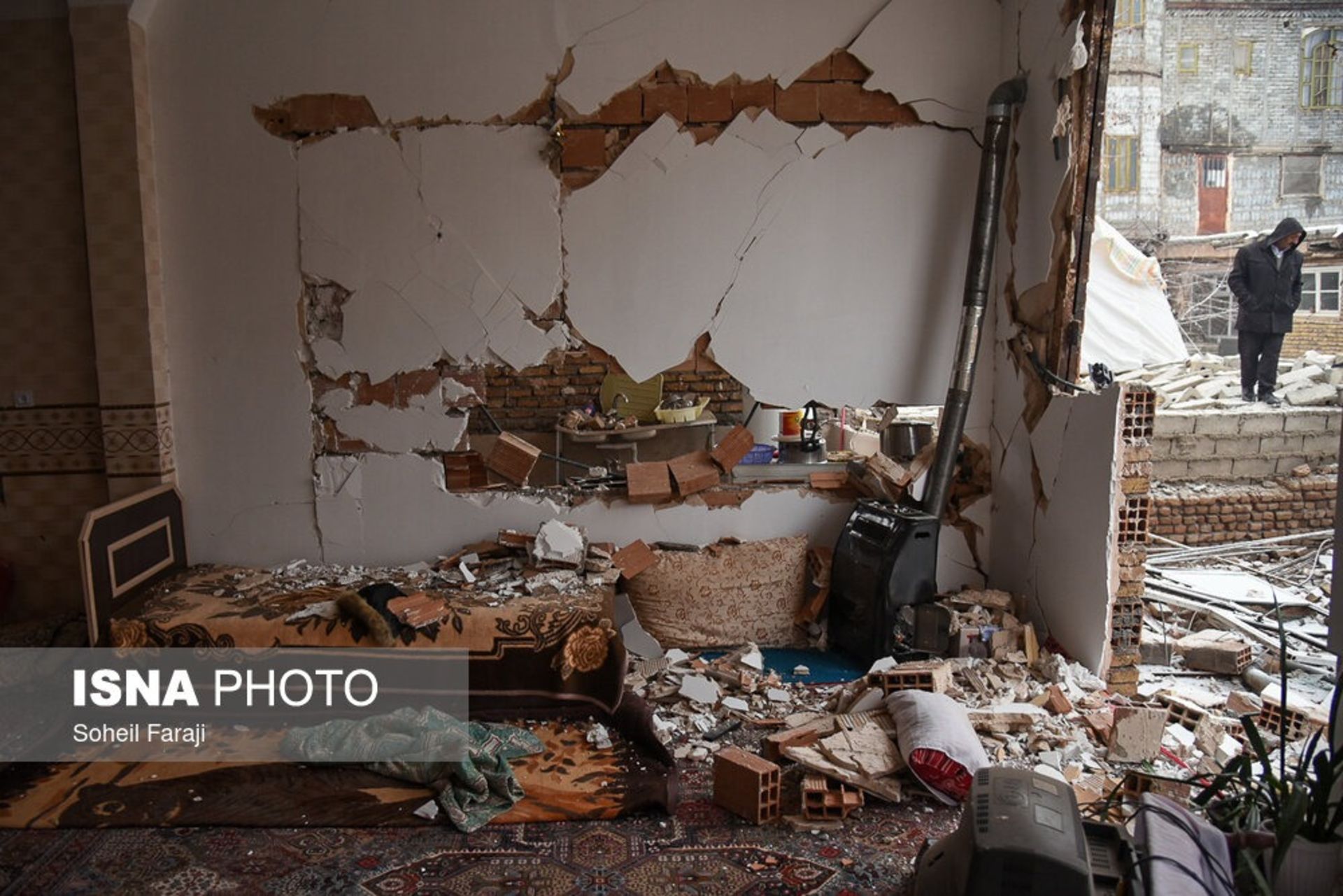 اتاق خواب ویران شده زمین لرزه خوی