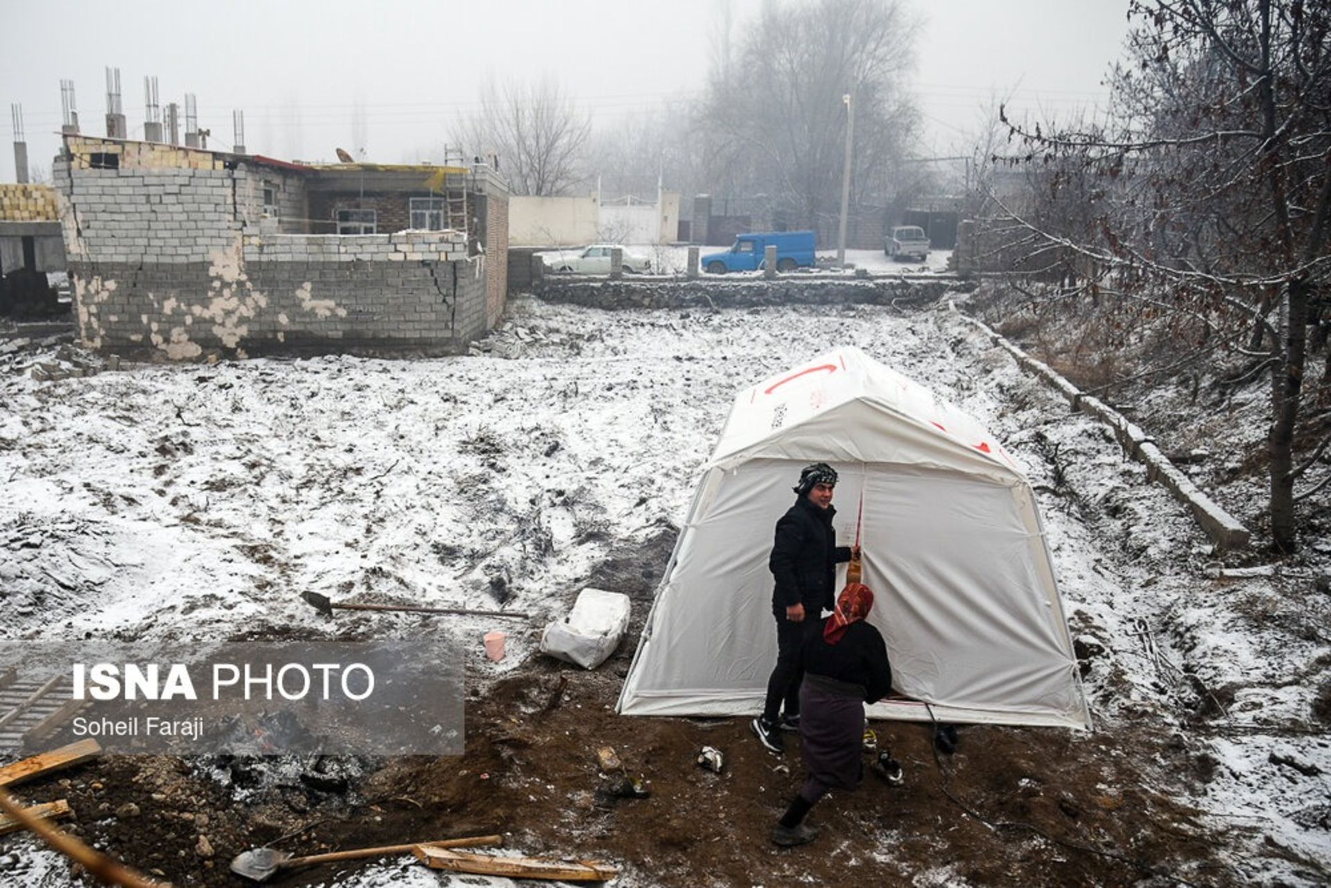 خانواده در چادر برف زمین لرزه خوی