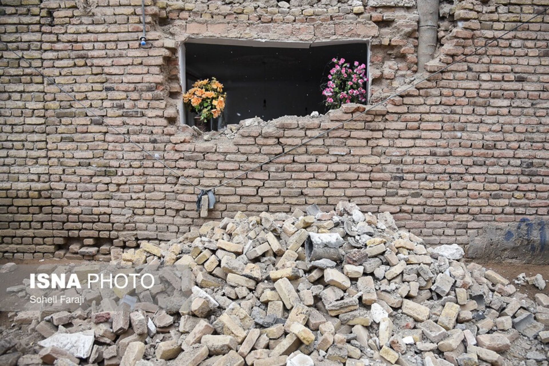 دیوار خراب شده خانه زمین لرزه خوی