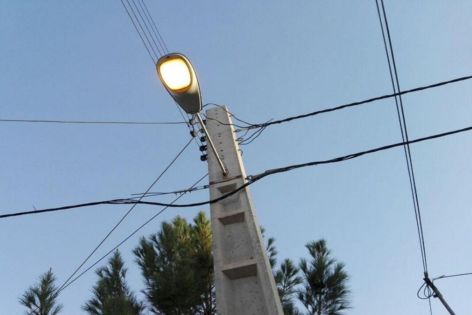 اتصال کابل غیرمجاز به تیر چراغ برق
