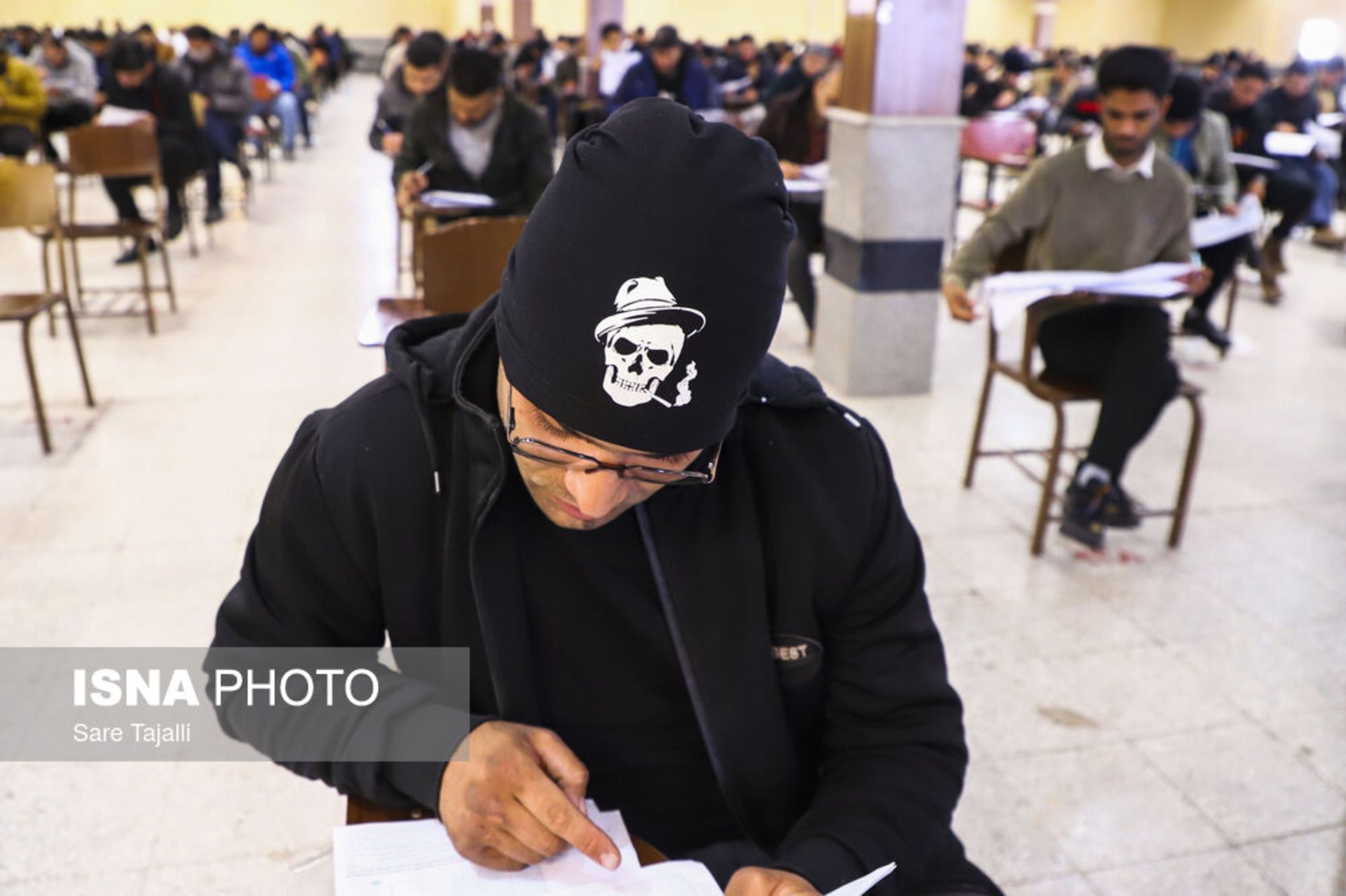 دانشجویی در حال آزمون