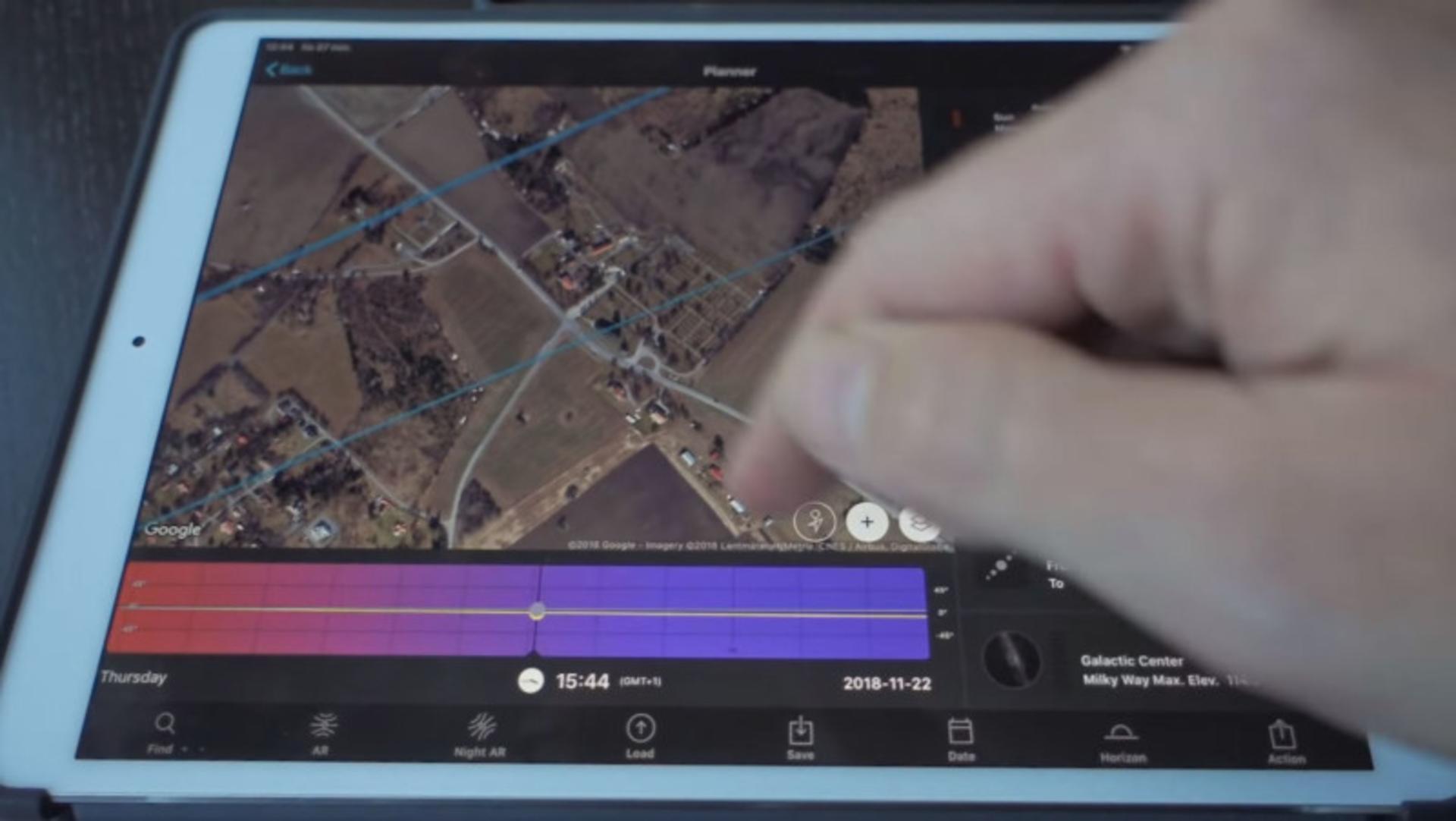 قرص ماه پشت کلیسا