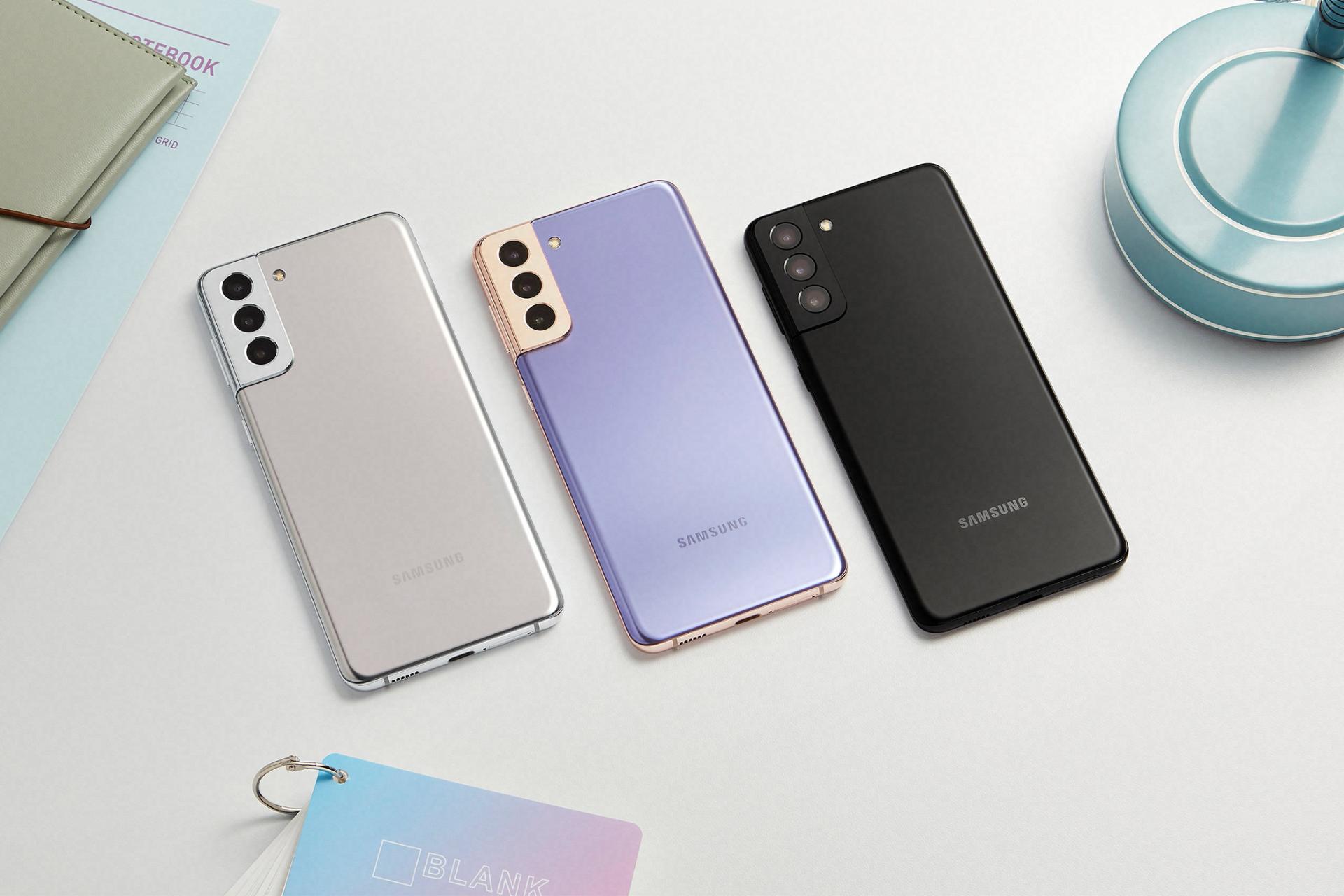 نمای پشت گلکسی S20 پلاس در سه رنگ مشکی نقره ای و آبی