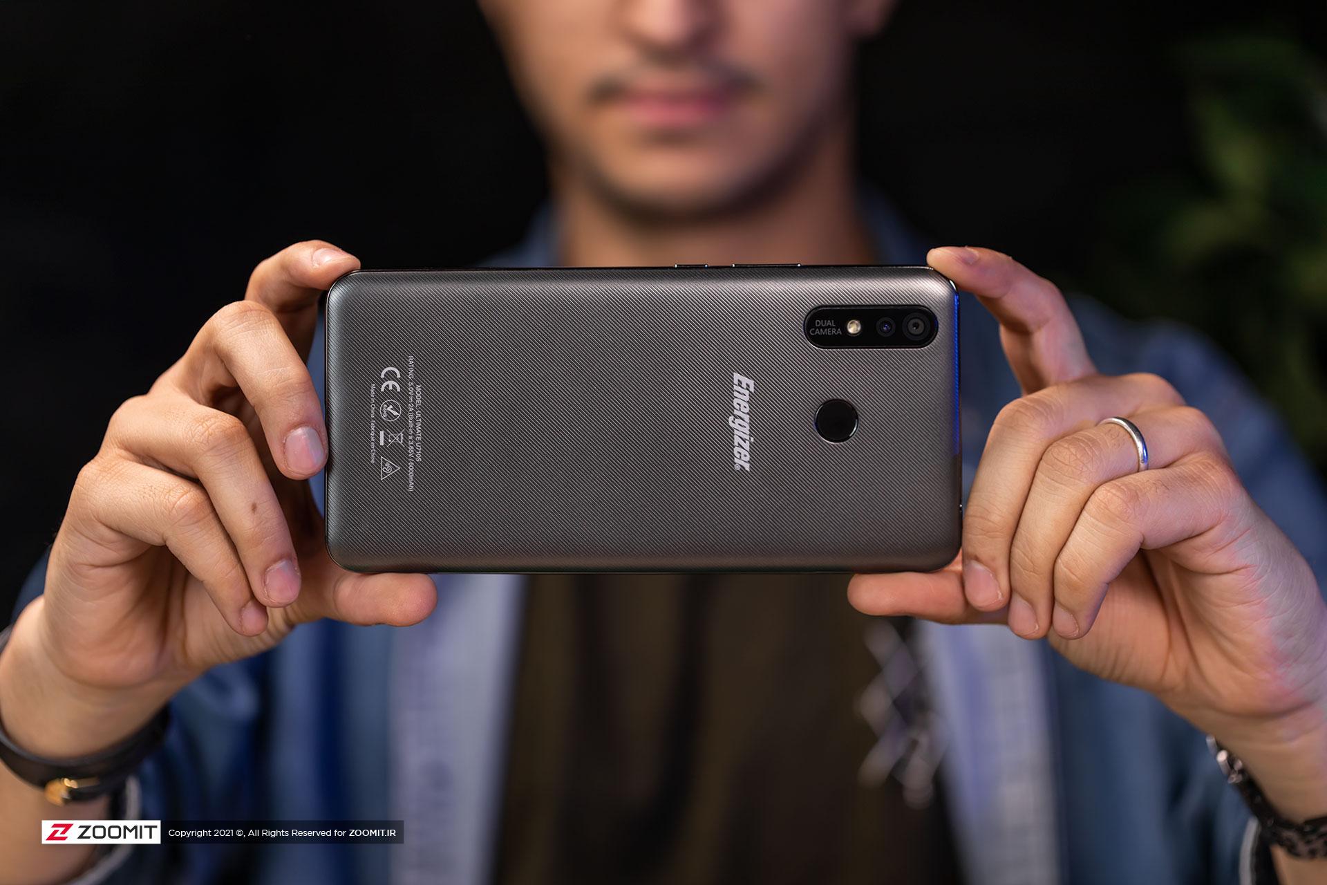 گوشی انرجایزر U710s در حال عکاسی