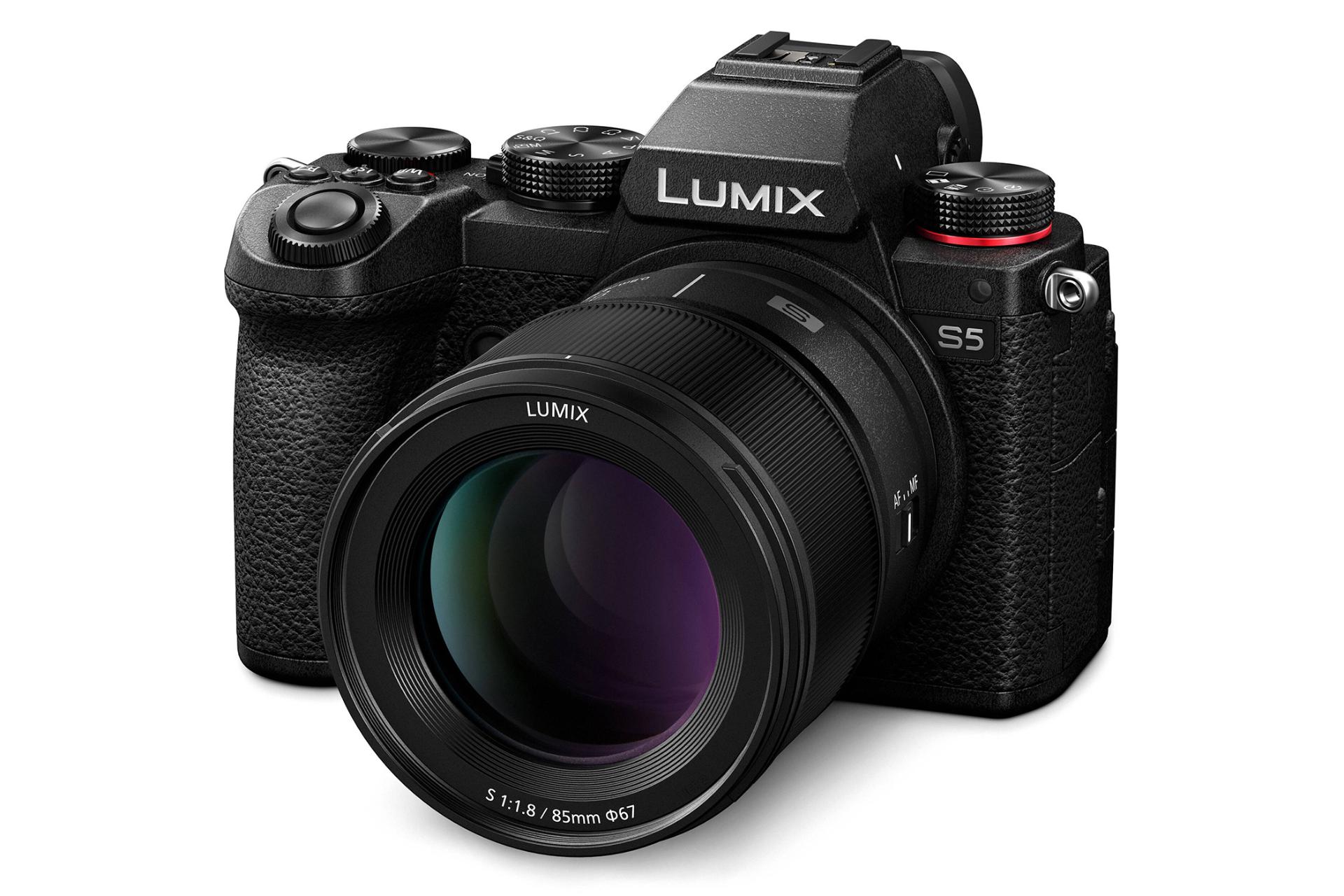 نمای نیمرخ لنز پاناسونیک لومیکس اس 85 میلی‌متری F1.8 در حالت متصل به دوربین