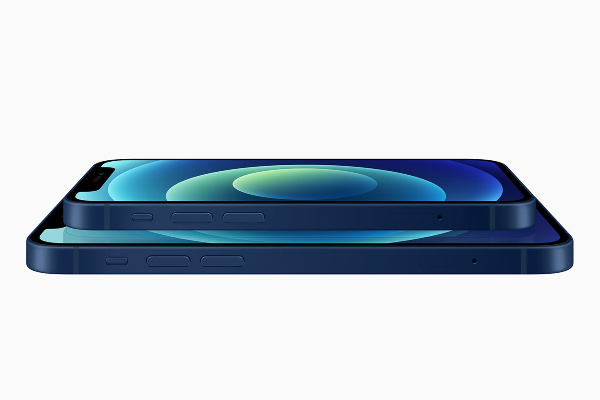 نیم رخ آیفون ۱۲ مینی در کنار iPhone 12 معمولی اپل