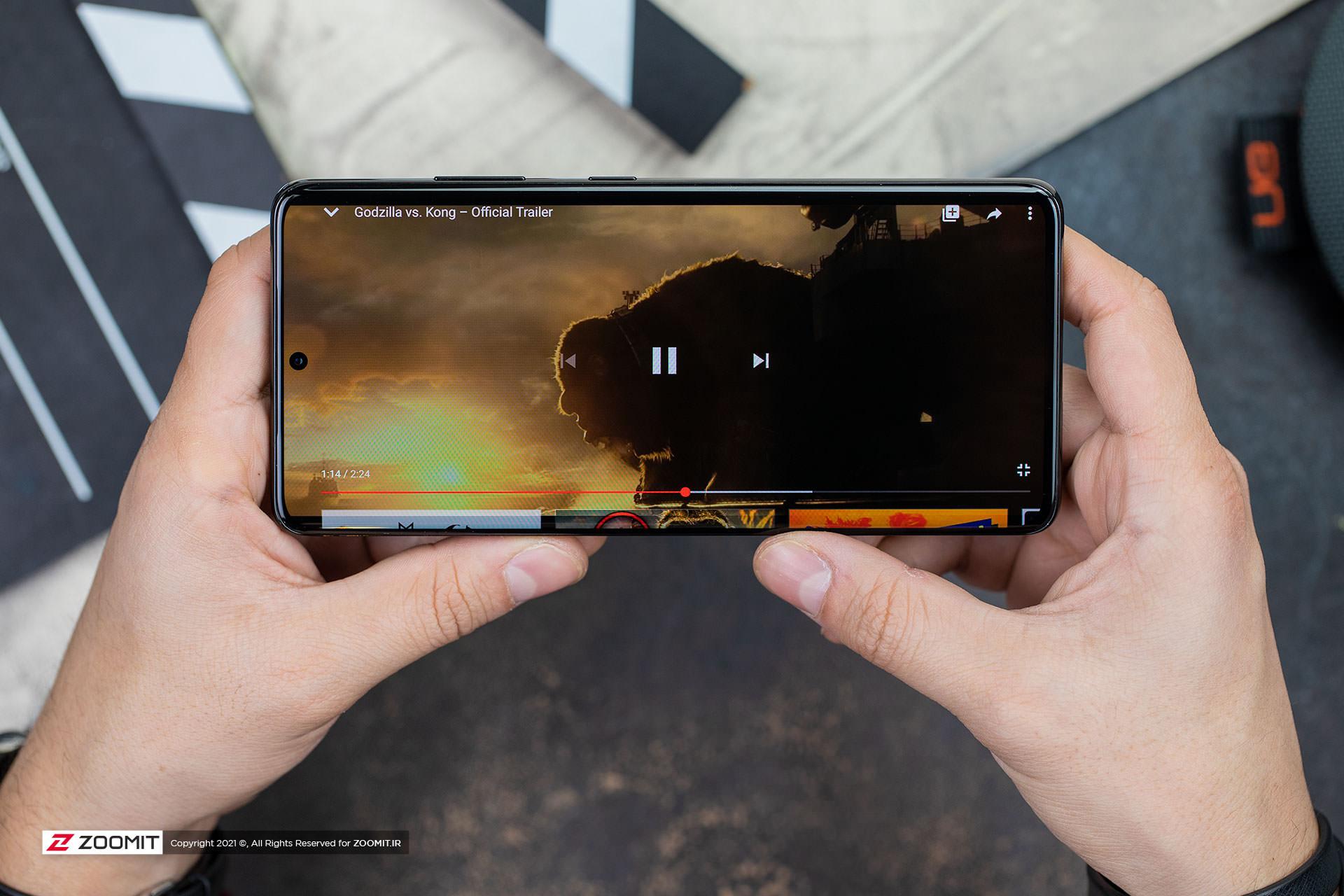 گلکسی S21 اولترا سامسونگ در حال پخش فیلم