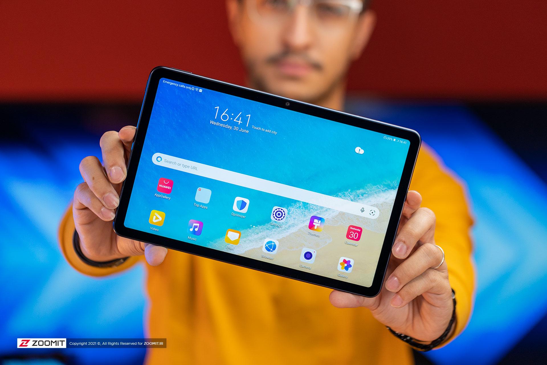 تبلت میت پد ۱۰٫۴ اینچی در دست