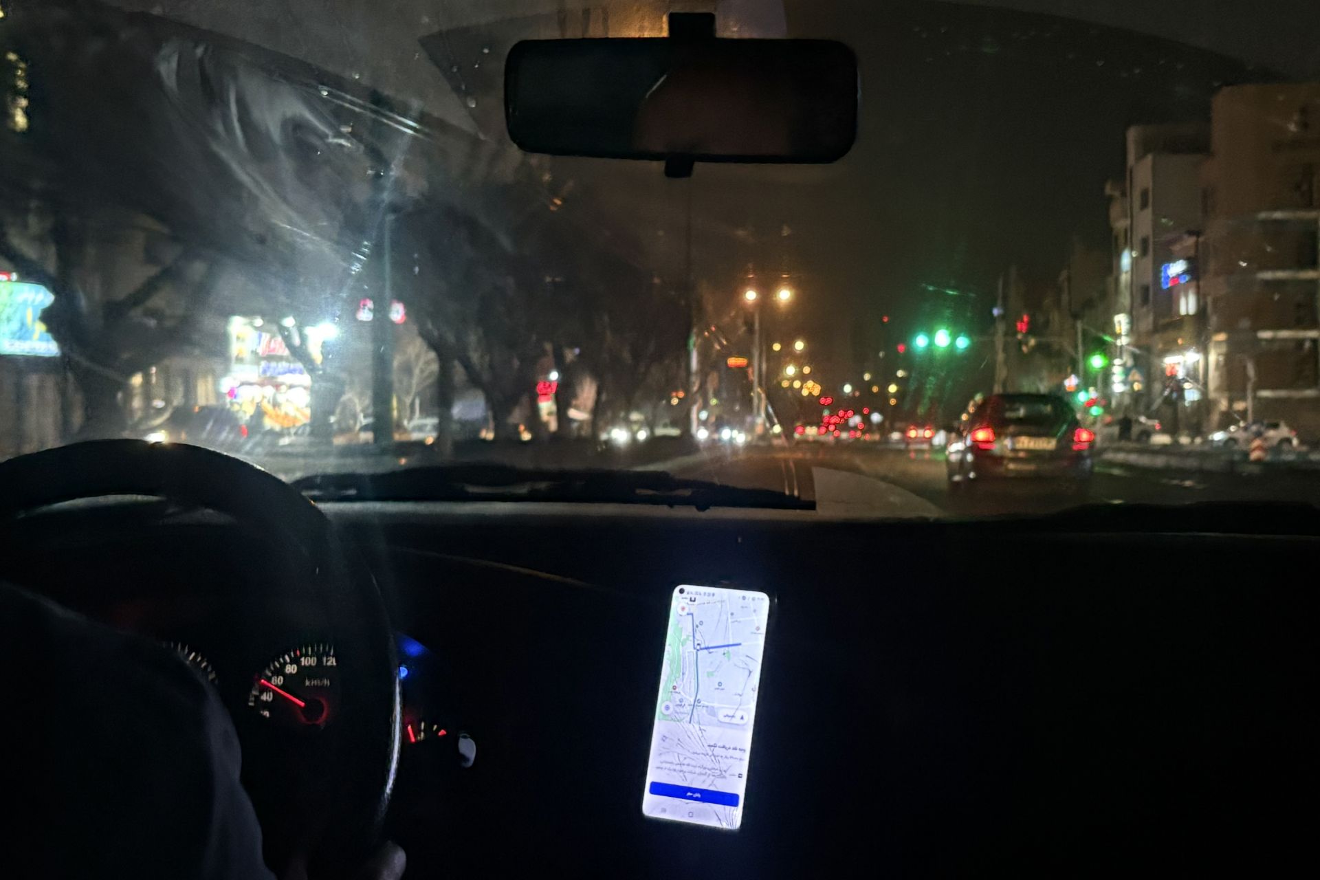 نقشه نشان در یک ماشین پشت چراغ قرمز