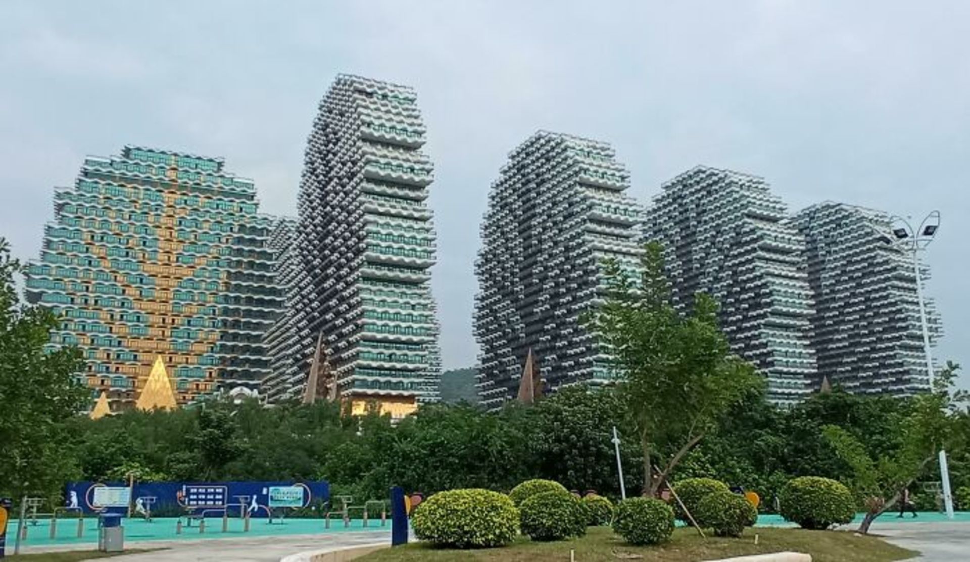 ساختمان‌های شبیه به درخت در چین