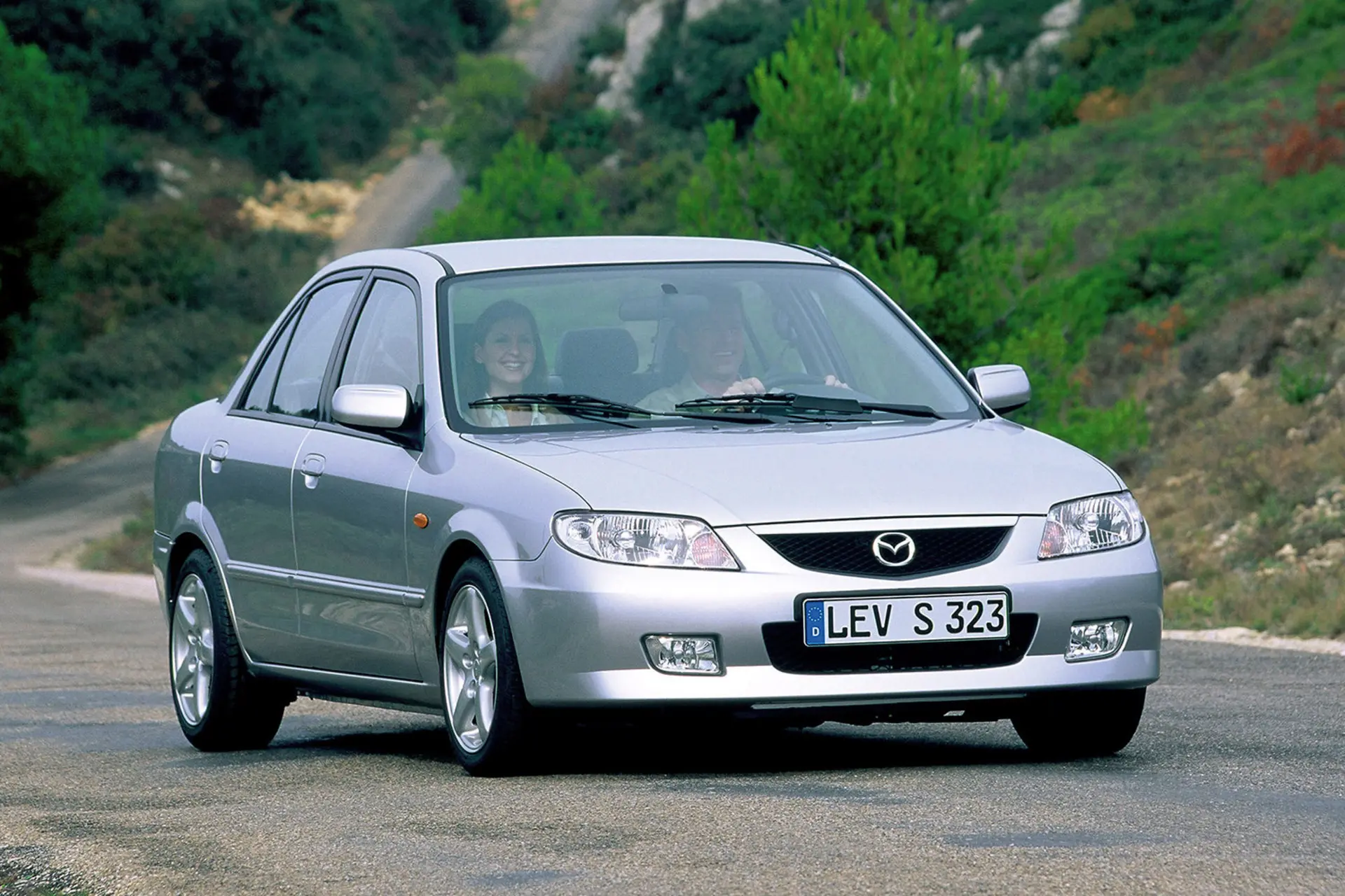 مزدا ۳۲۳ / Mazda 323 نمای جلو ۴
