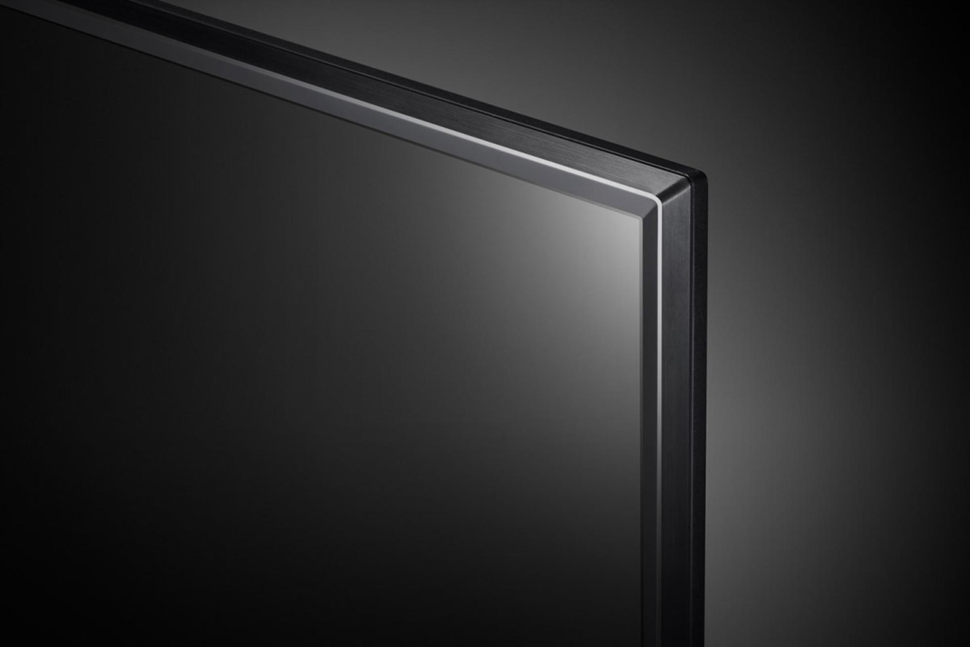 نمای گوشه تلویزیون ال جی UK6600 مدل 43 اینچ با صفحه روشن و رنگ مشکی و پایه U شکل