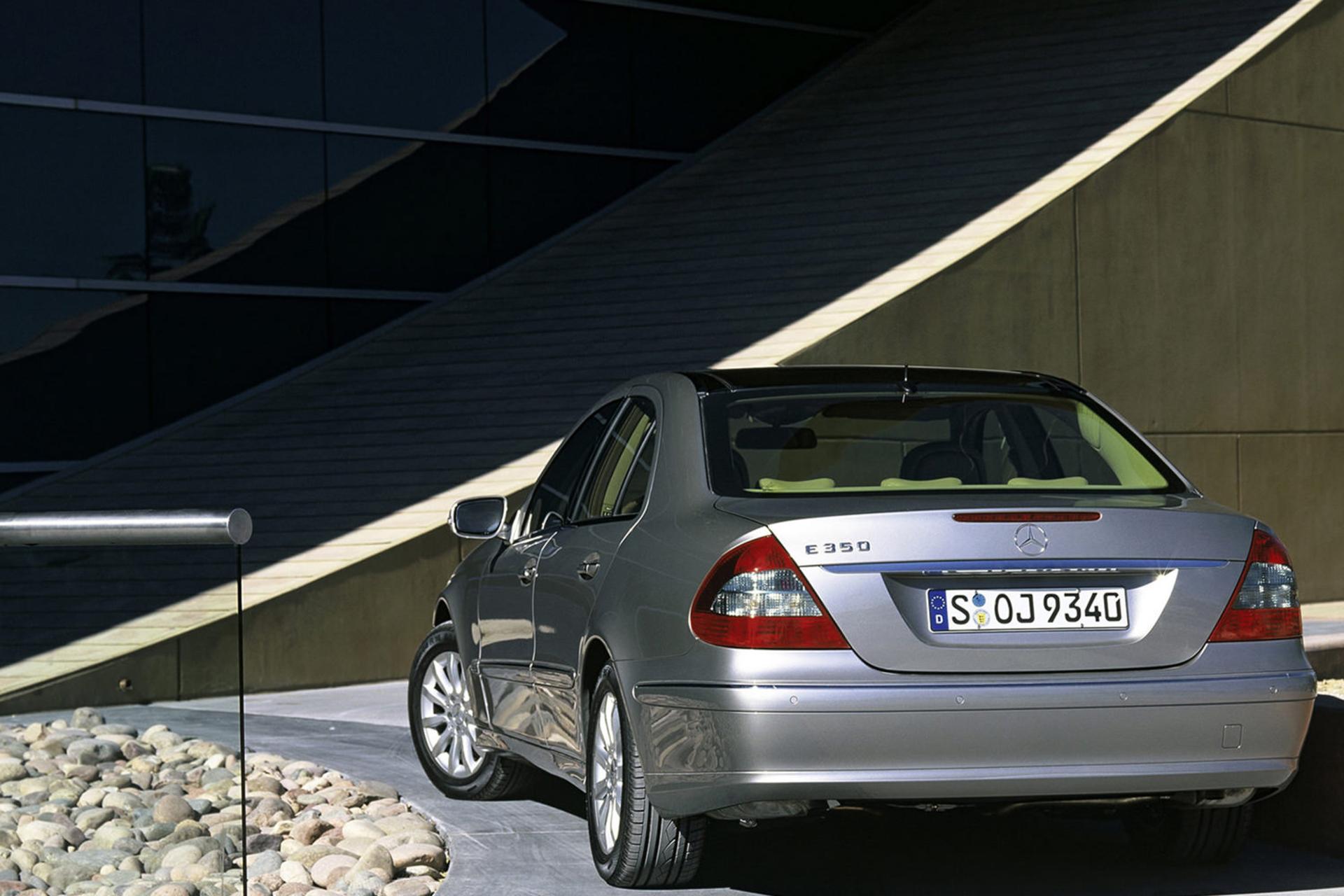 خودرو مرسدس بنز / Mercedes Benz E230 2007 نمای عقب ۱