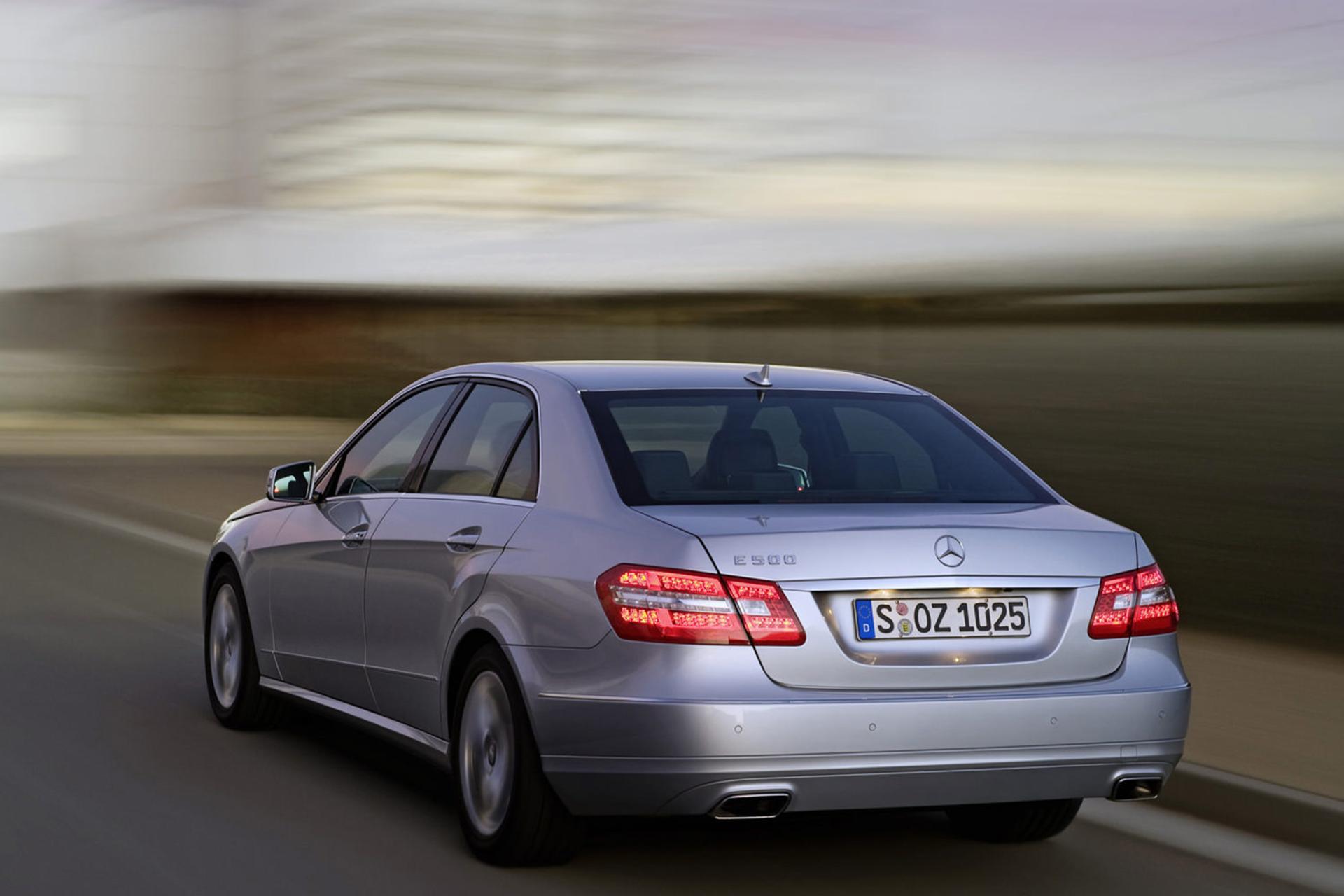 خودرو مرسدس بنز ای کلاس ۲۰۱۱ / Mercedes Benz E300 2011 نمای عقب ۱