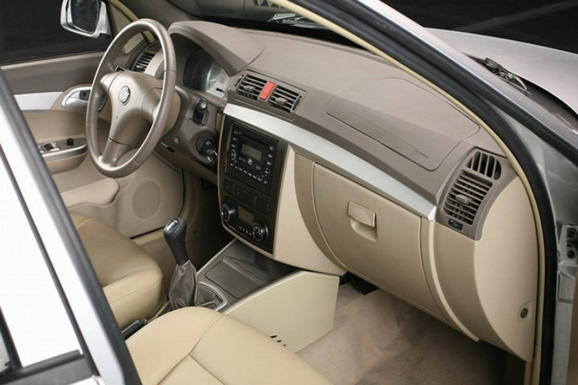 خودرو لیفان ۵۲۰ / Lifan 520 کابین