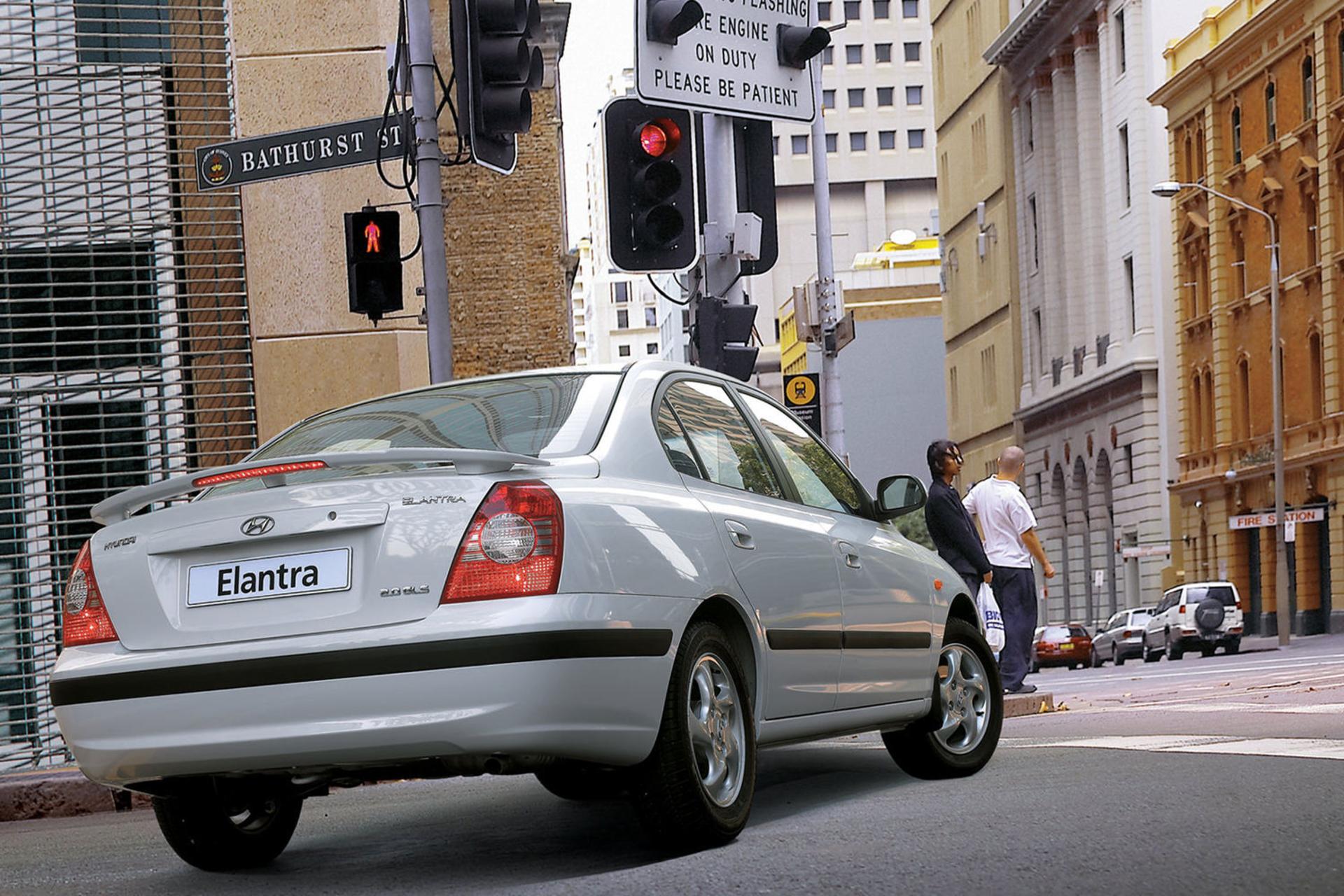 خودرو هیوندای آوانته / Hyundai Avante 2000 نمای عقب