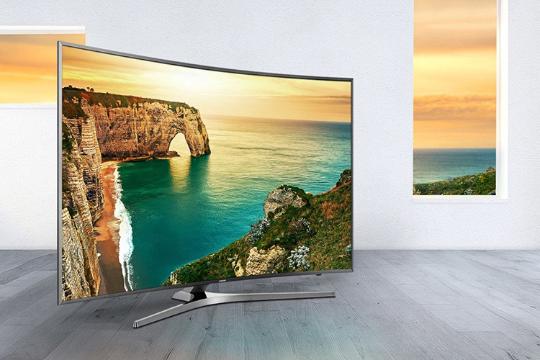 نمای جلوی تلویزیون سامسونگ NU7950 مدل 55 اینچ با صفحه روشن و پایه Y شکل نقره ای