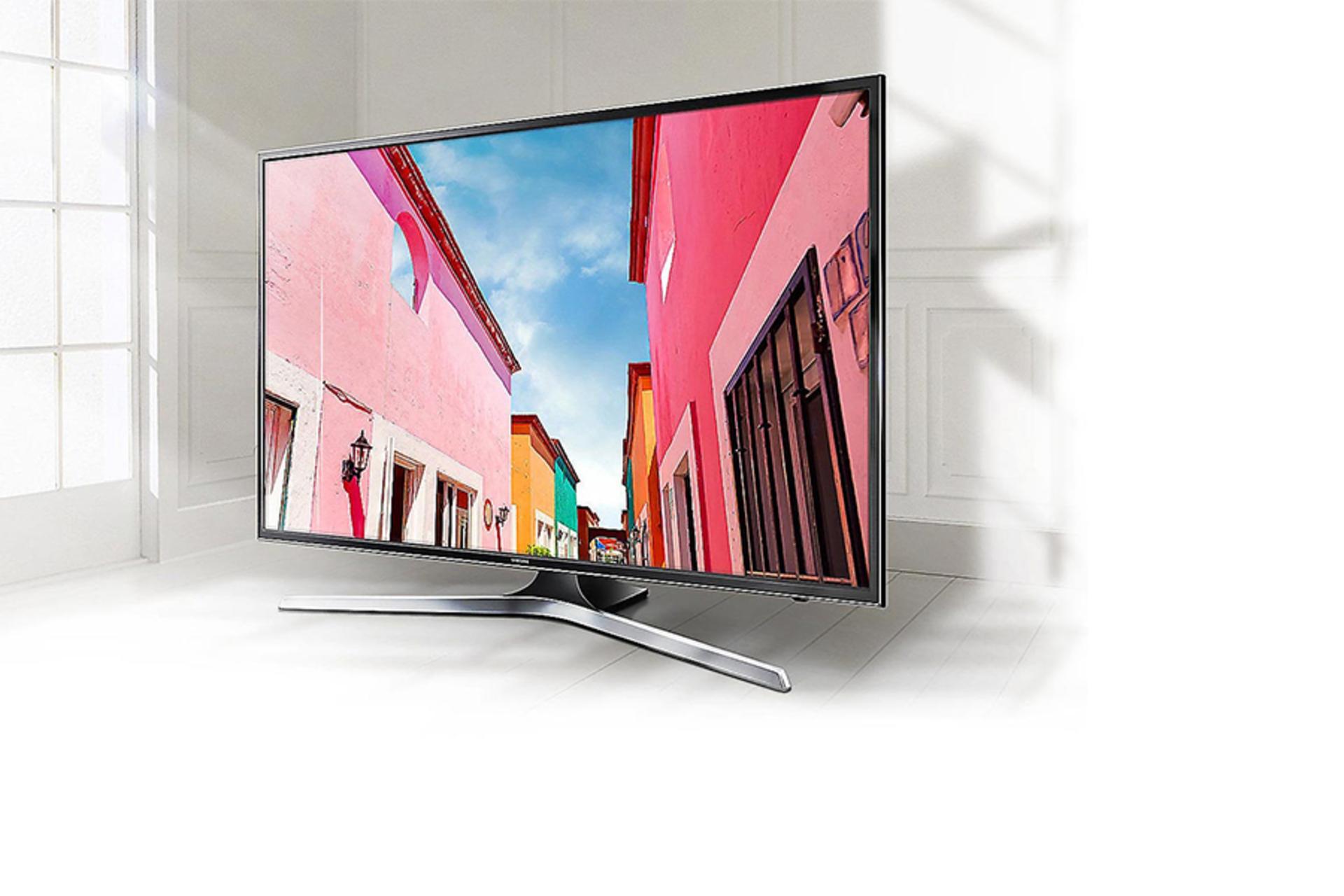 نمای نیمرخ تلویزیون سامسونگ NU7900 مدل 55 اینچ با صفحه روشن قرار گرفته روی پایه با رنگ نقره ای