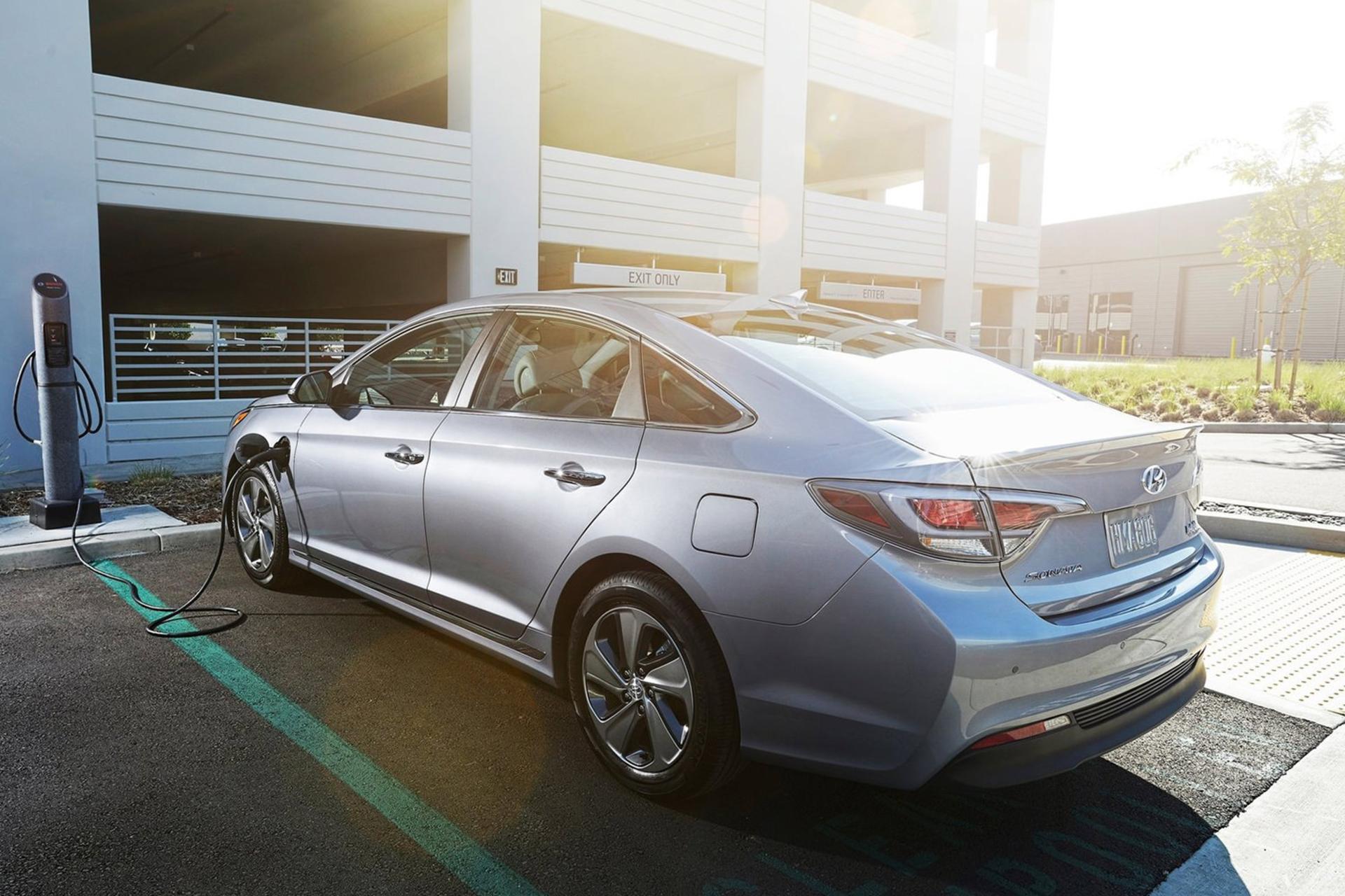HYUNDAI SONATA LF HYBRID GLS PLUS 2017 / هیوندای سوناتا هیبرید ۲۰۱۷