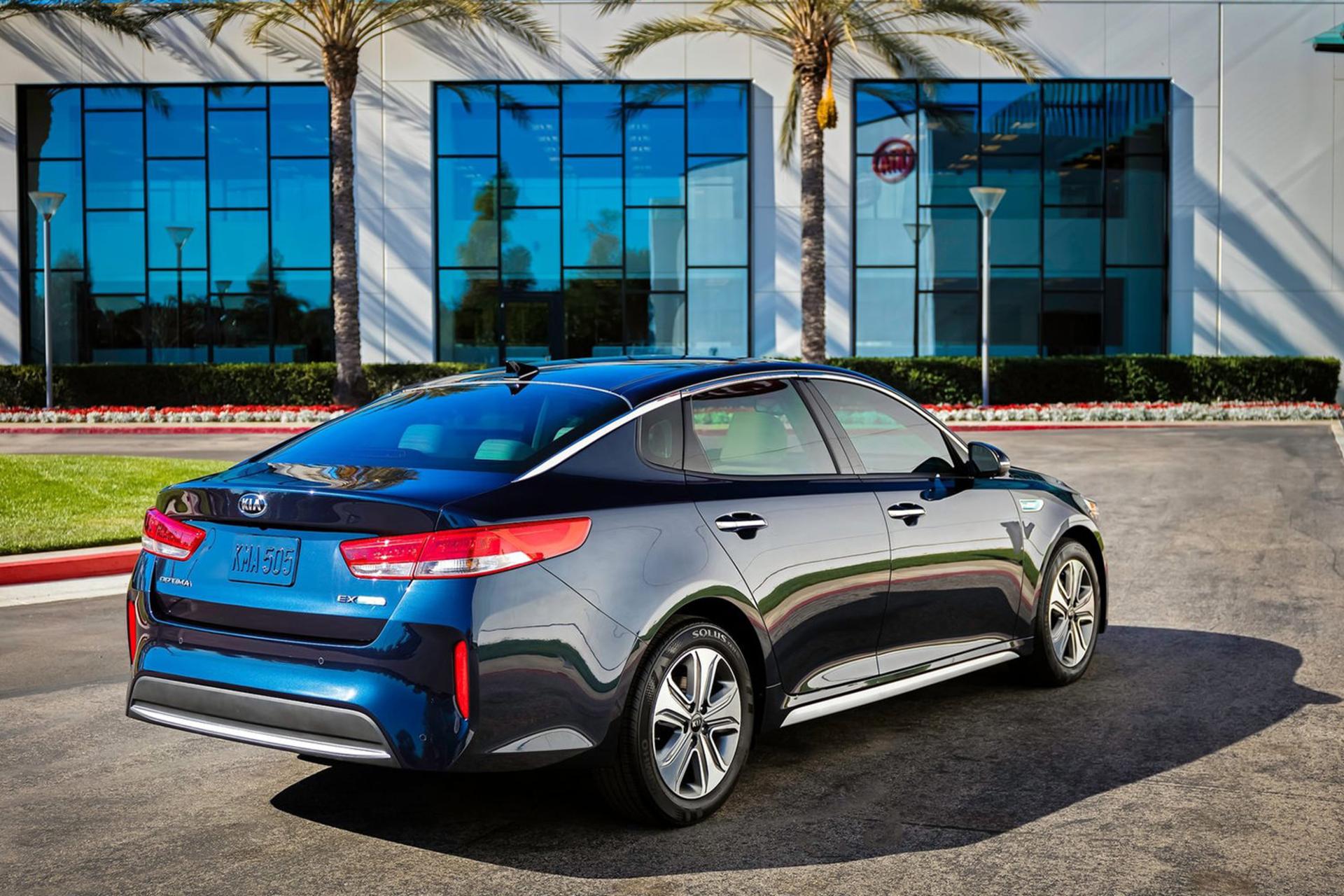 خودرو کیا اپتیما هیبرید ۲۰۱۸ / Kia Optima Hybrid 2018 نمای عقب ۰۲