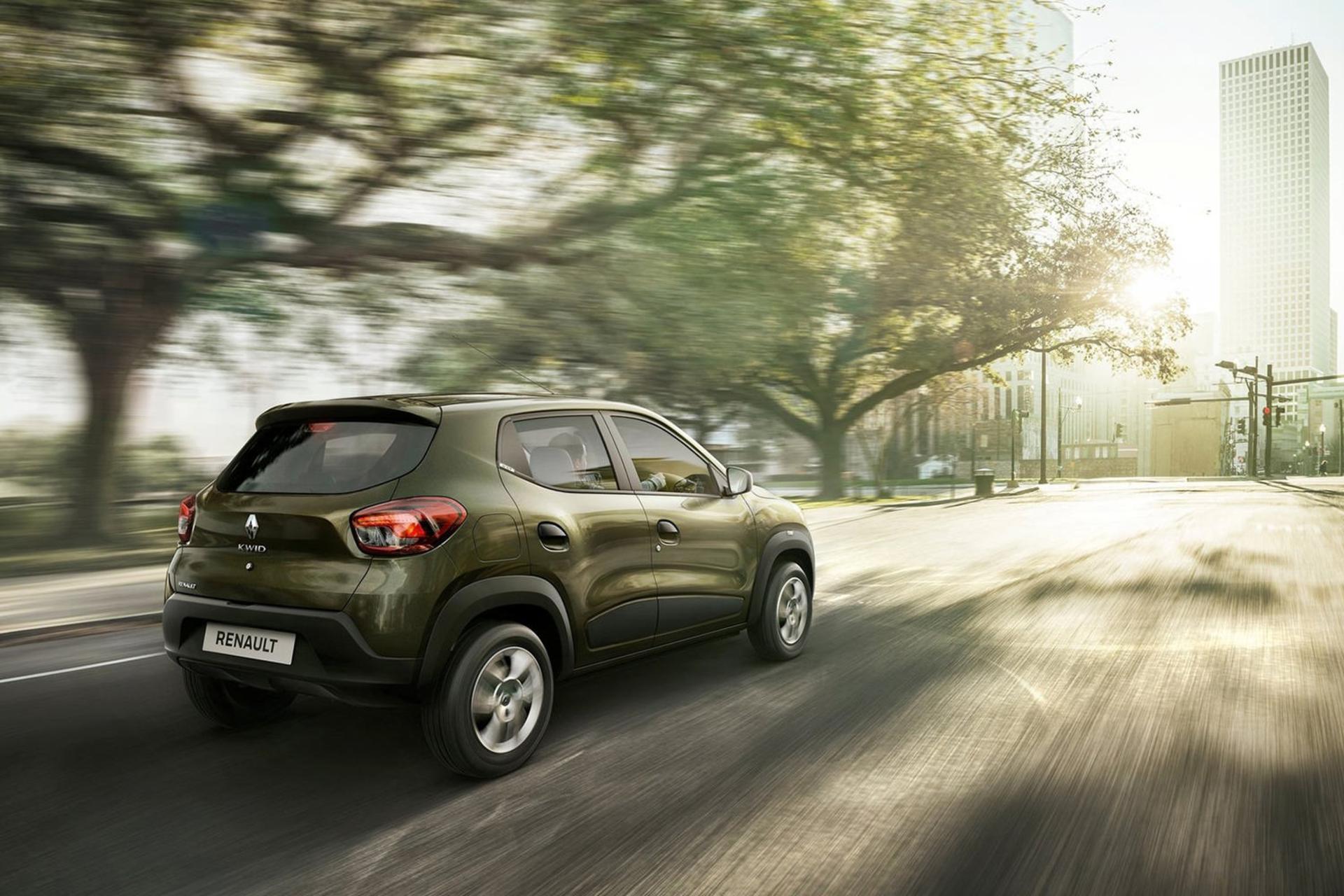 نمای پشت رنو کوئید در حال حرکت در خیابان / Renault Kwid 2015