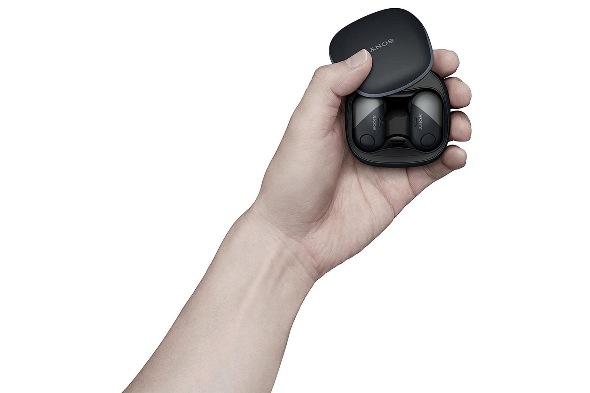 ابعاد محفظه شارژ هدفون سونی Sony WF-SP700N در دست