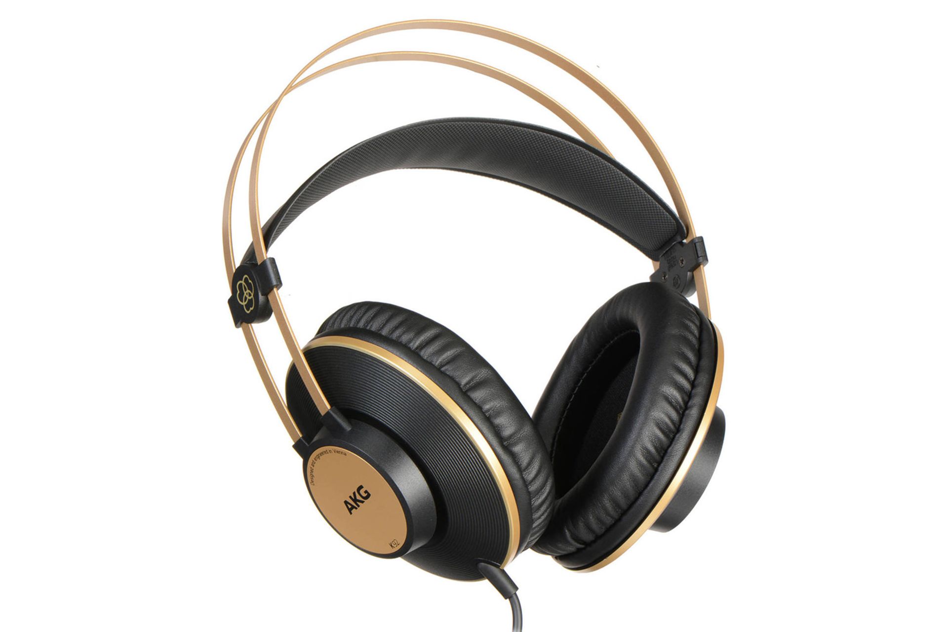 هدفون AKG K92 از زاویه جلو با بخش‌های طلایی و مشکی