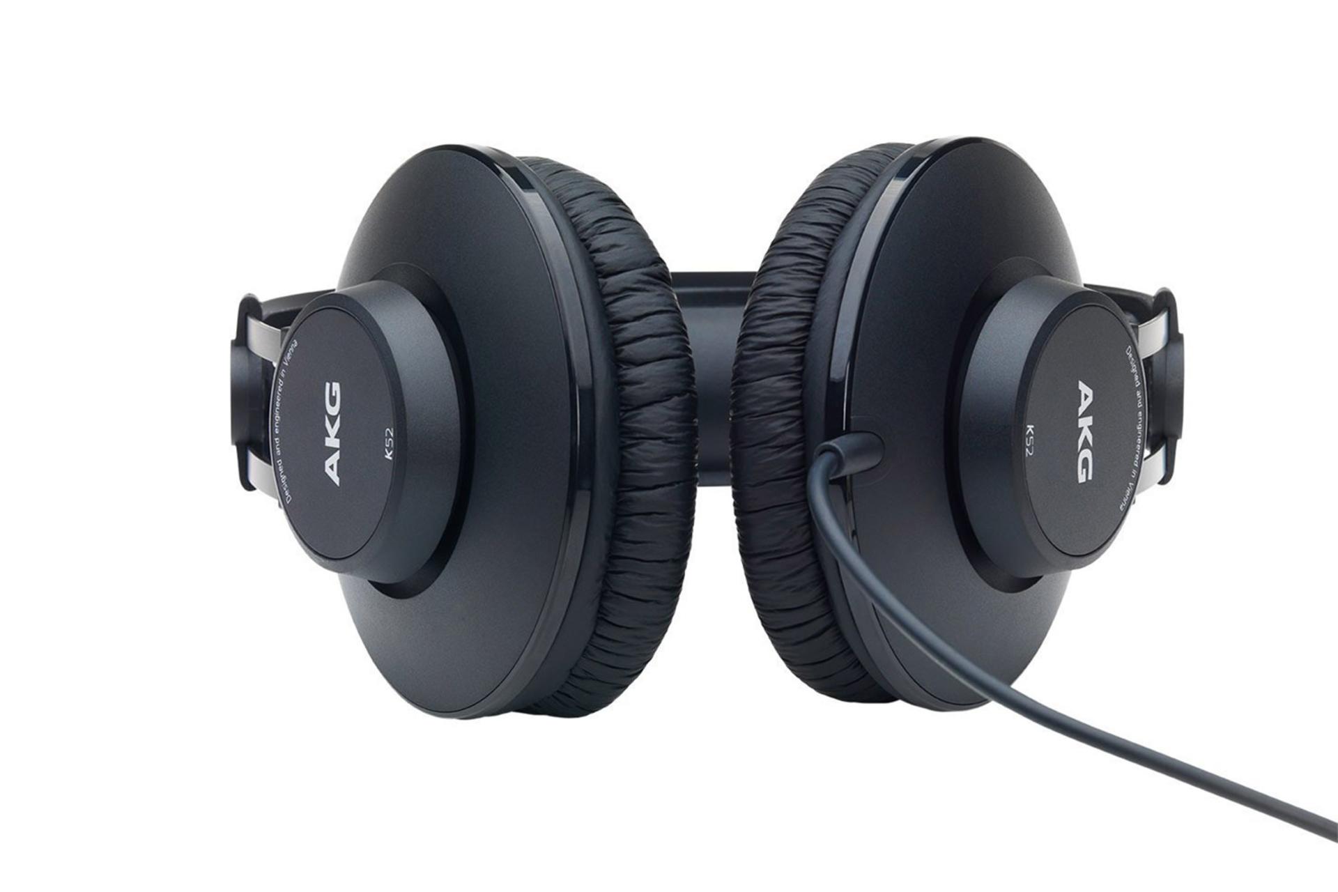 هدفون AKG K52 به صورت خوابیده و نمایش محل اتصال کابل