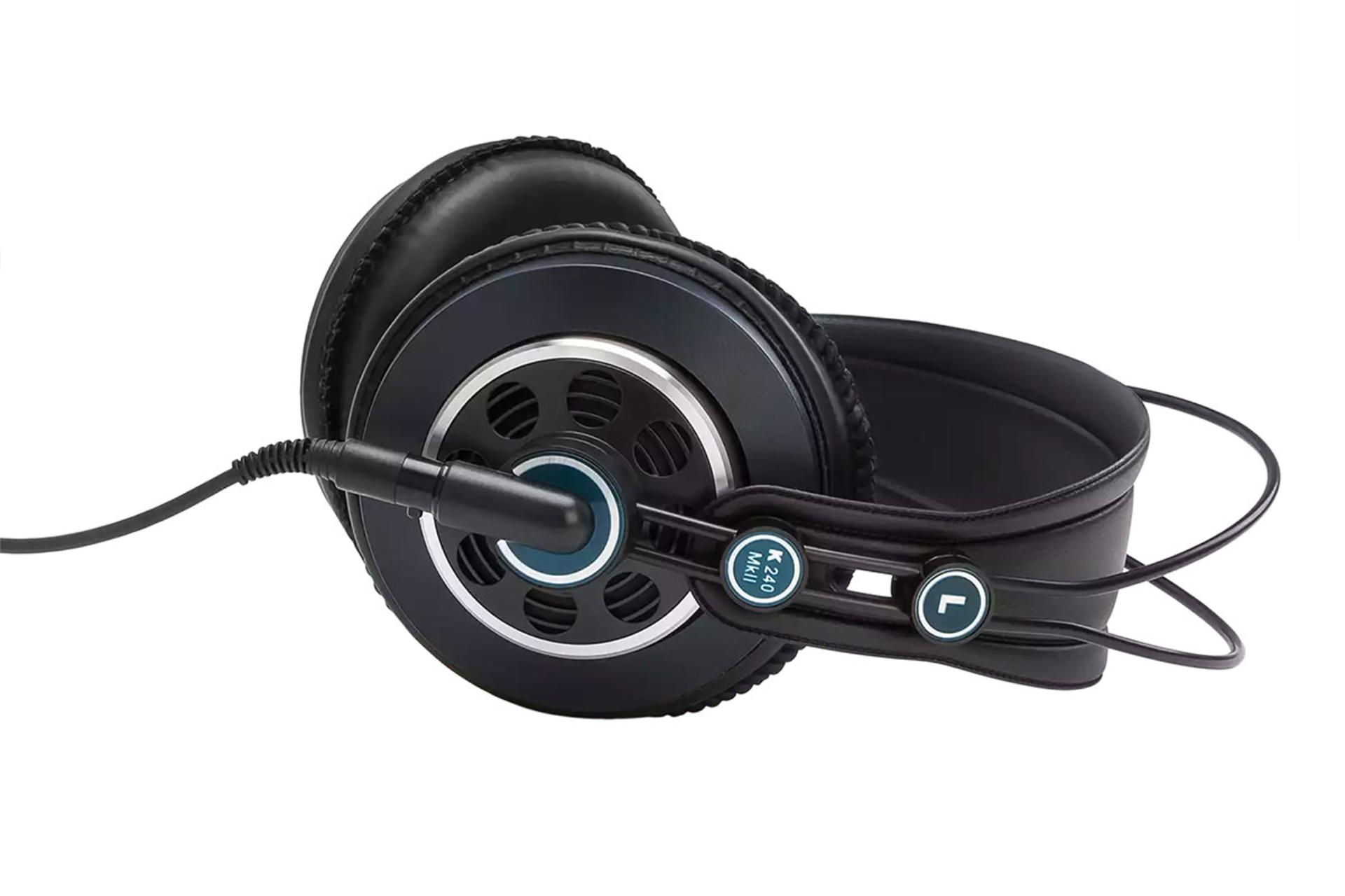 نمای کناری هدفون AKG K240 MKII با تمرکز بر محل اتصال فیش