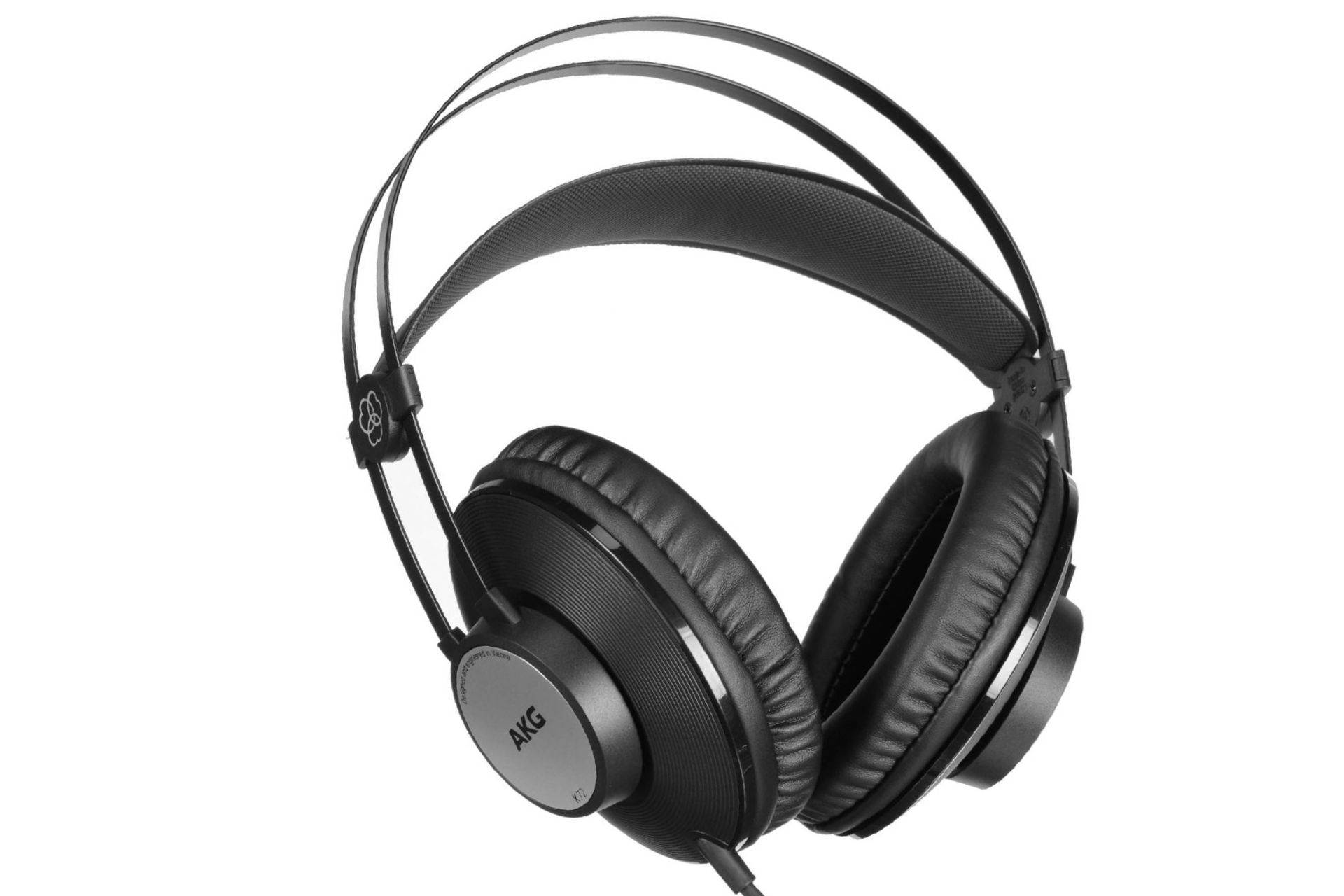 هدفون AKG K92 از زاویه جلو با بخش‌های نقره ای و مشکی