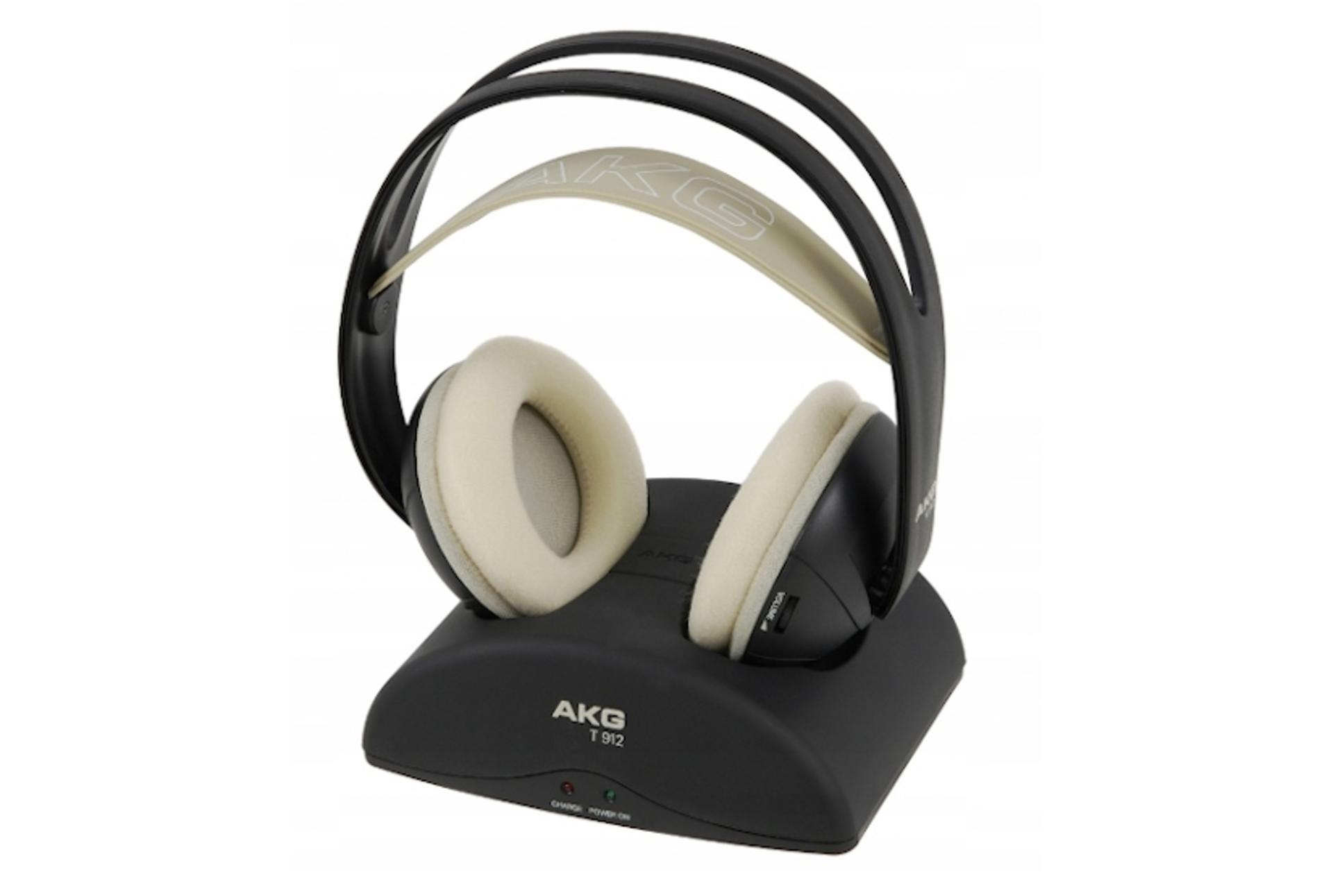 هدفون بی سیم ای کی جی AKG K912 در حال شارژ