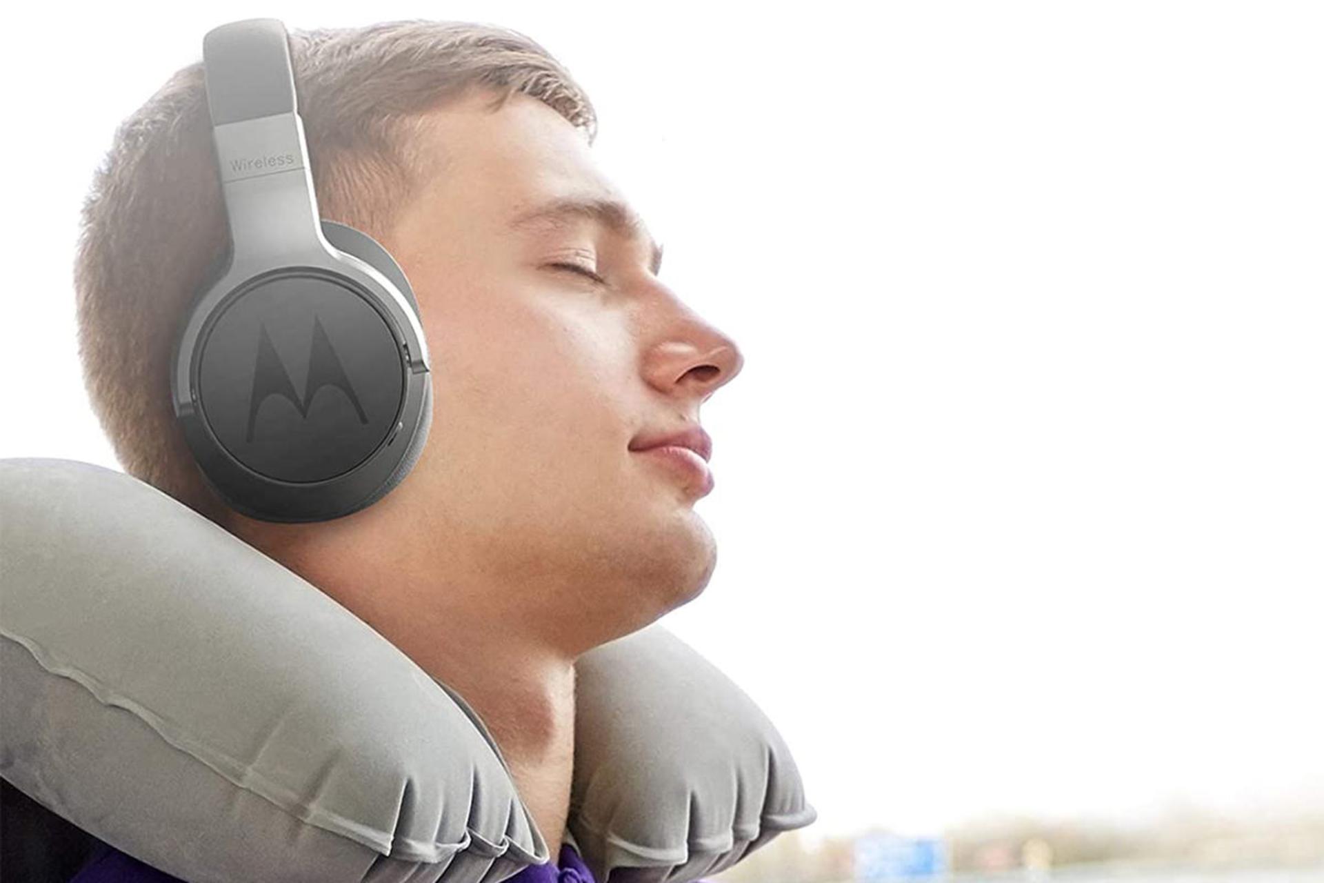 هدفون موتورولا Motorola Escape 500 ANC رو گوشی