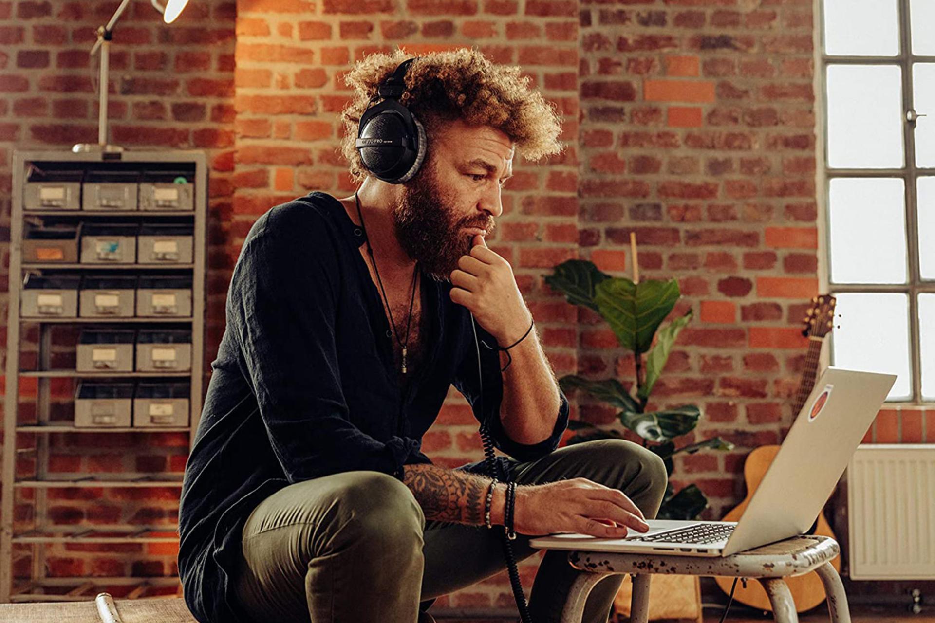 هدفون بیرداینامیک Beyerdynamic DT 770 PRO 250 ohm روی گوش