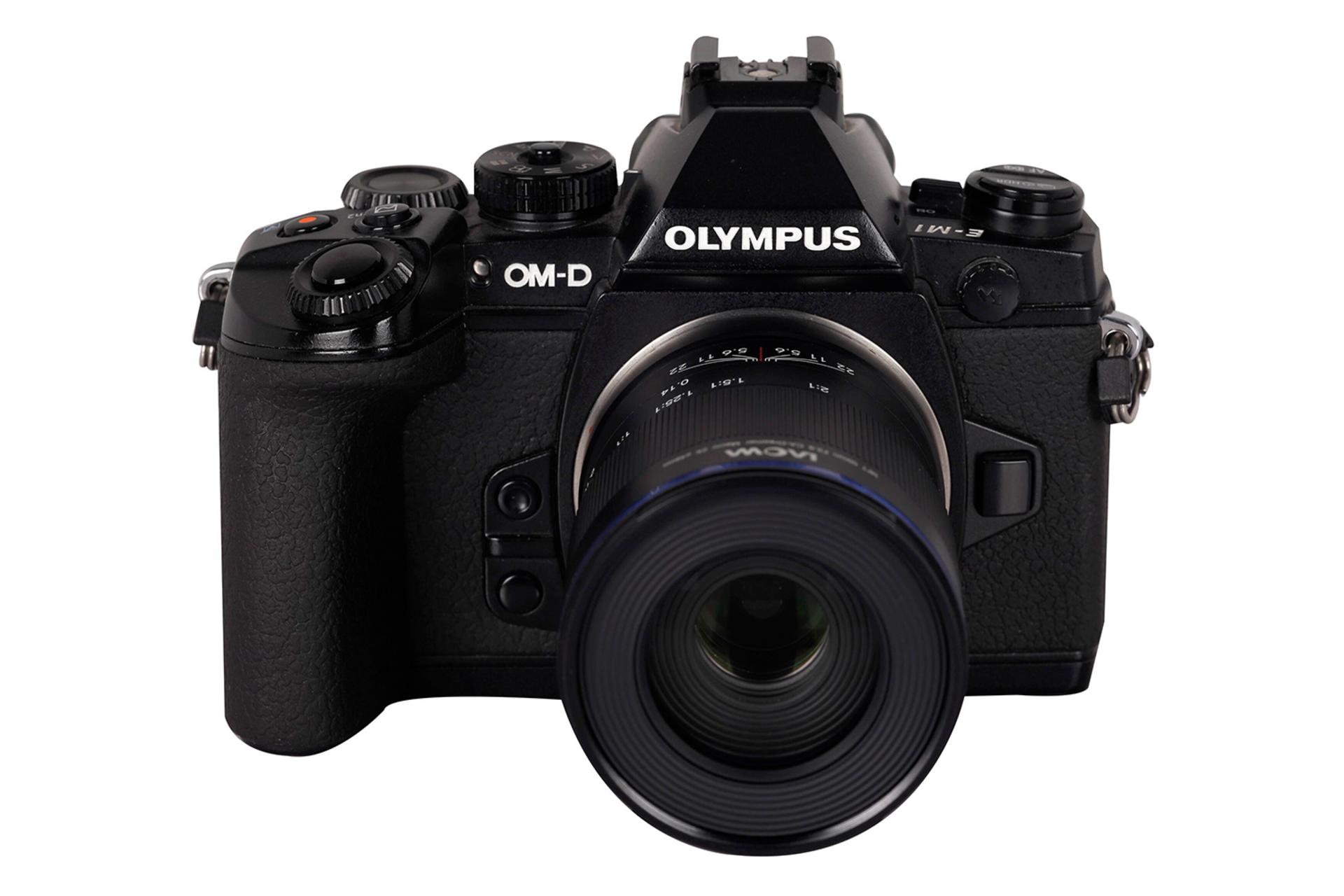 لنز ونوس لائووا 50mm f2.8 در حالت بسته شده روی دوربین