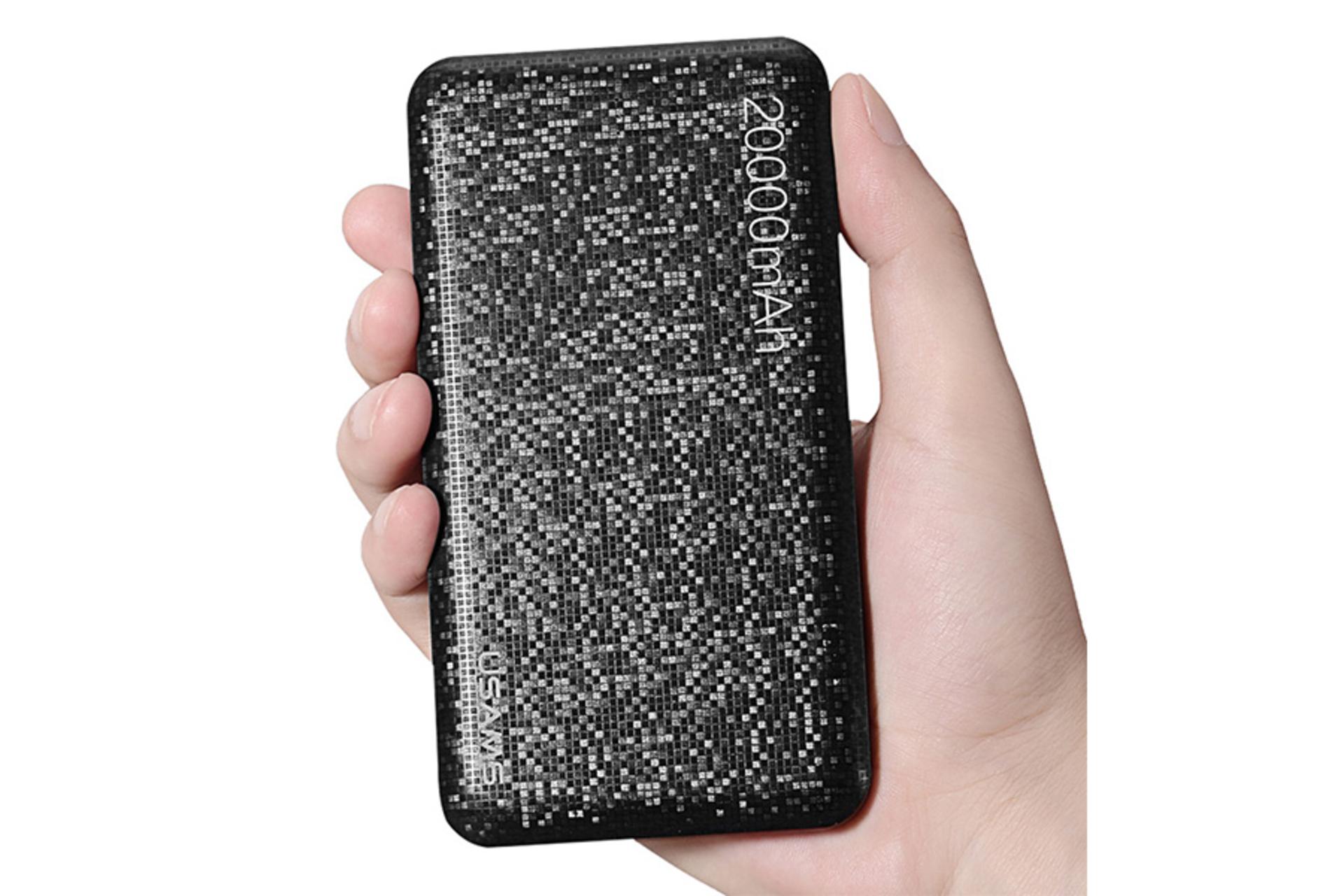 پاوربانک یوسمز CD35 طرح موزائیکی رنگ مشکی در دست