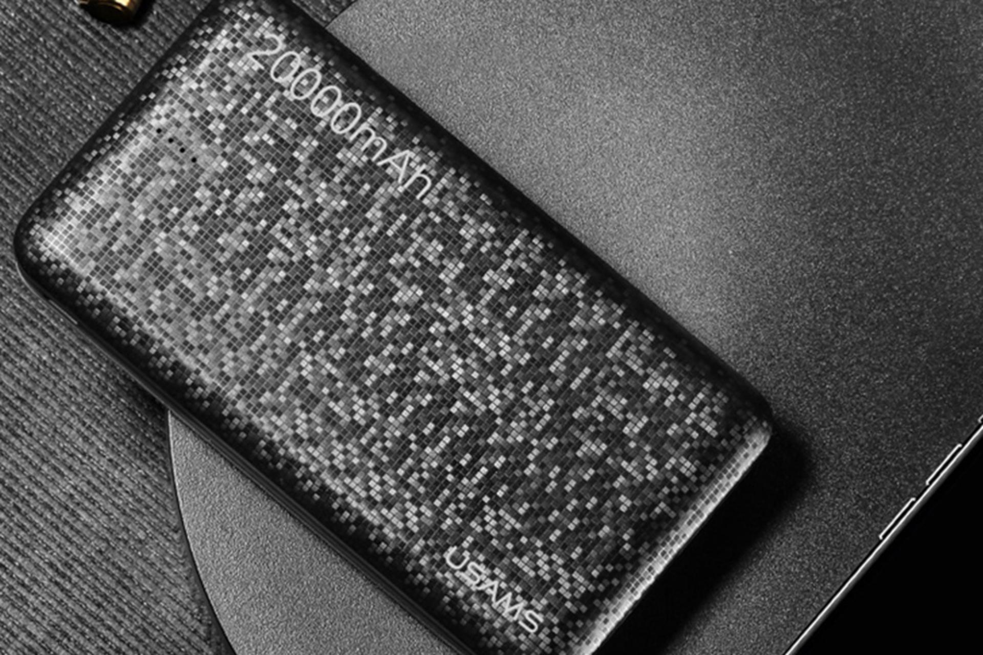 پاوربانک یوسمز CD35 طرح موزائیکی رنگ مشکی از نمای بالا