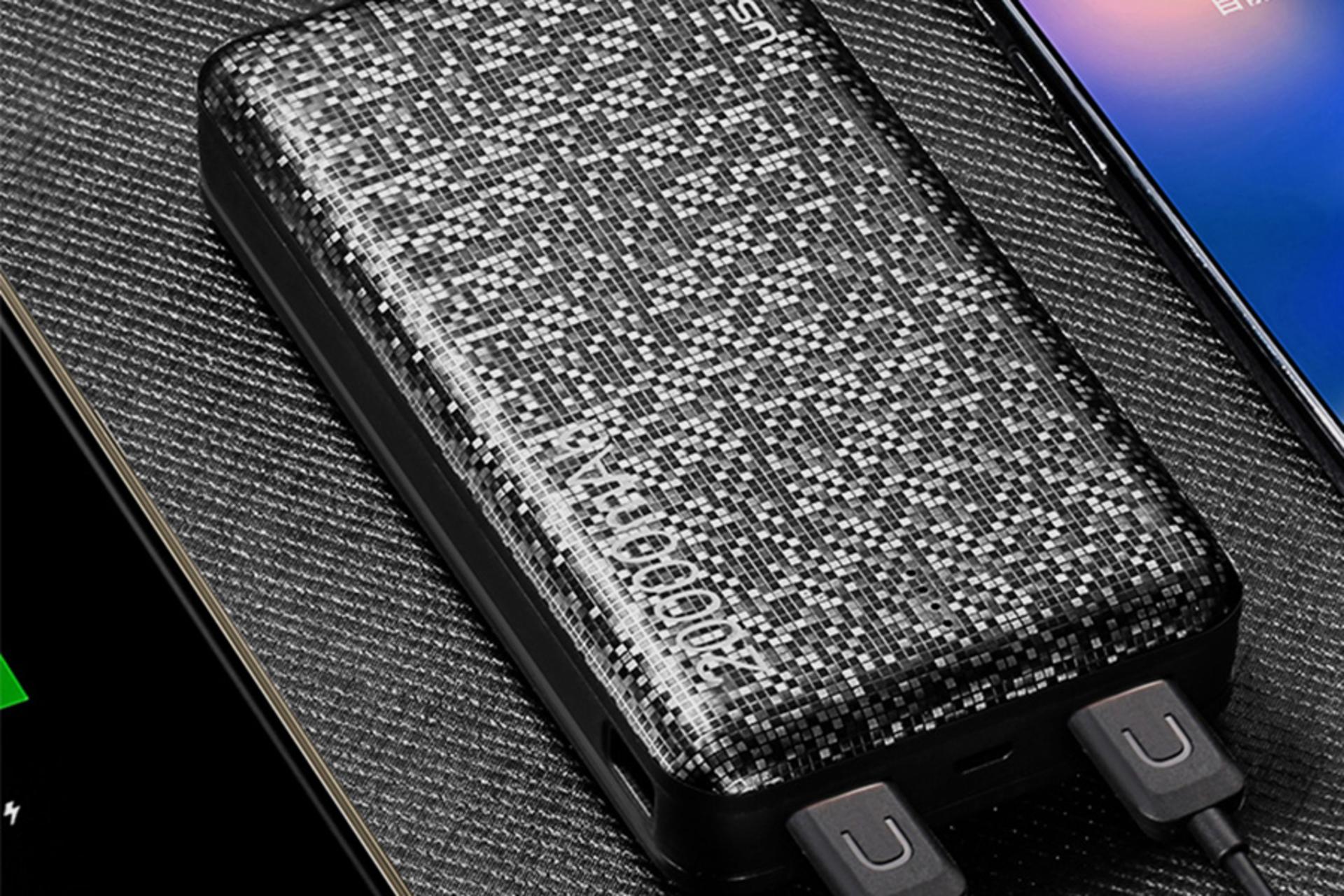 پاوربانک یوسمز CD35 طرح موزائیکی رنگ مشکی در حال شارژ