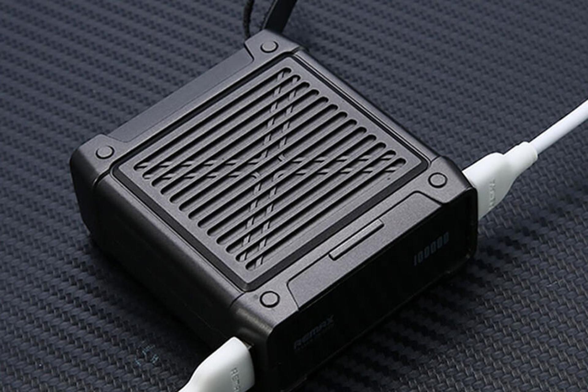 نمای بالا پاور بانک ریمکس Armory Series اتصال USB