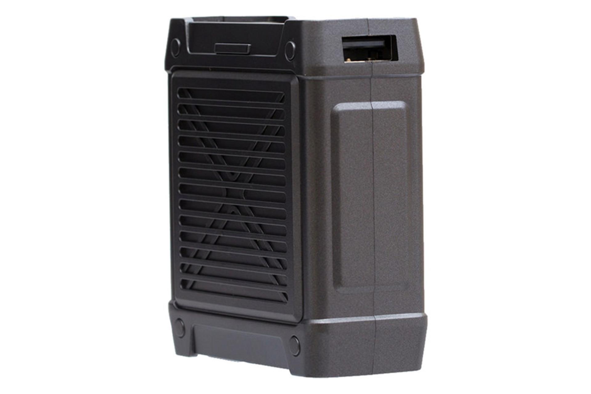 نمای گوشه پاور بانک ریمکس Armory Series مشکی و نمایش درگاه خروجی